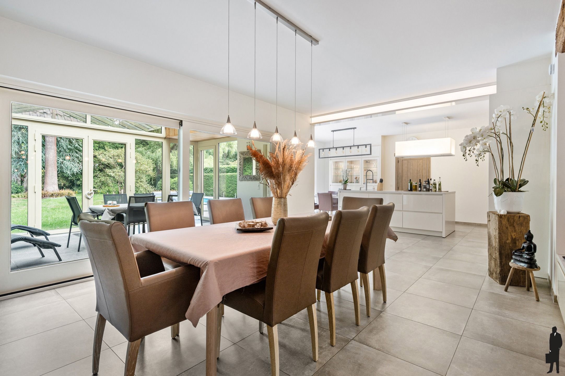 Stijlvol gerenoveerde villa met schitterende tuin en verwarmd zwembad foto 9