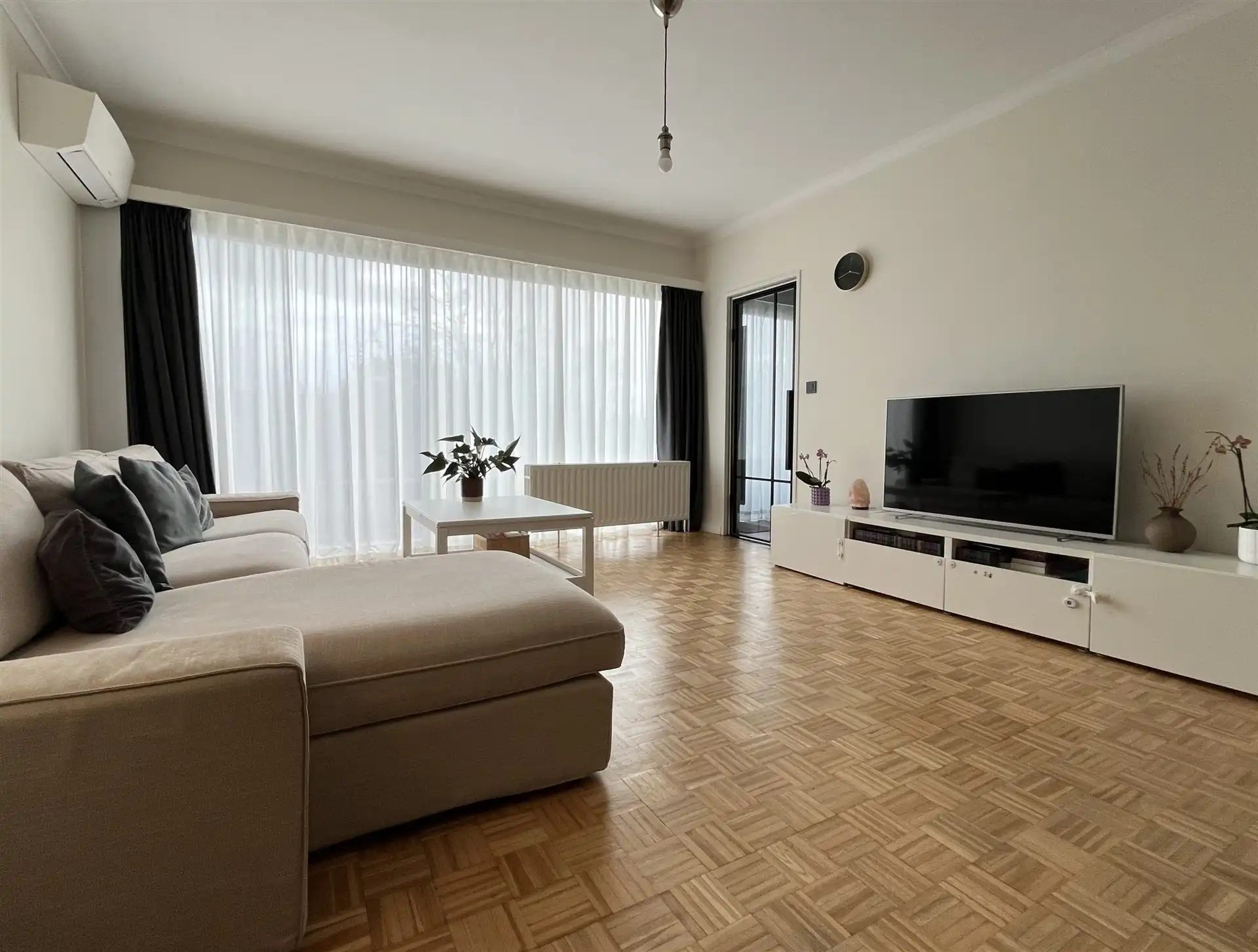 Instapklaar 2 slaapkamer appartement + autostaanplaats foto {{pictureIndex}}