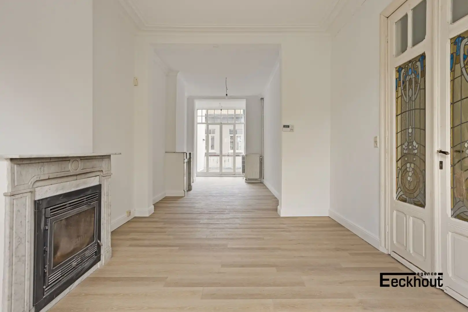 Uniek en ruim (351 m²) herenhuis met garages op topligging te Oostende ! foto 5