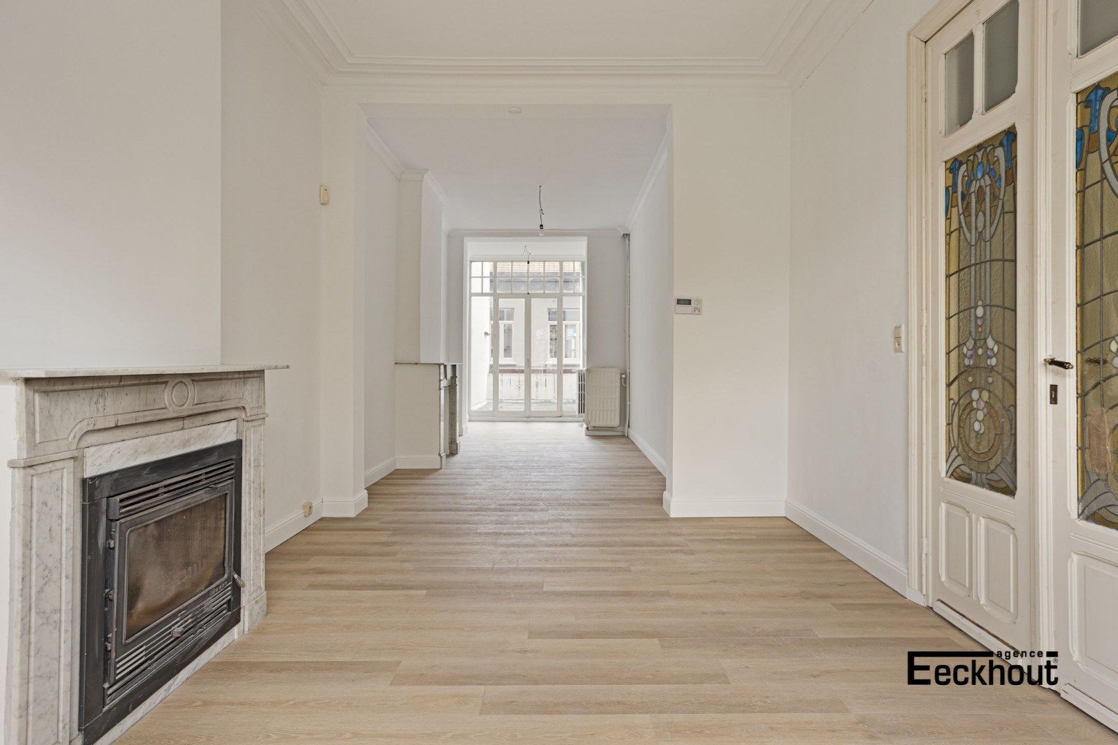 Uniek en ruim (351 m²) herenhuis met garages op topligging te Oostende ! foto 5