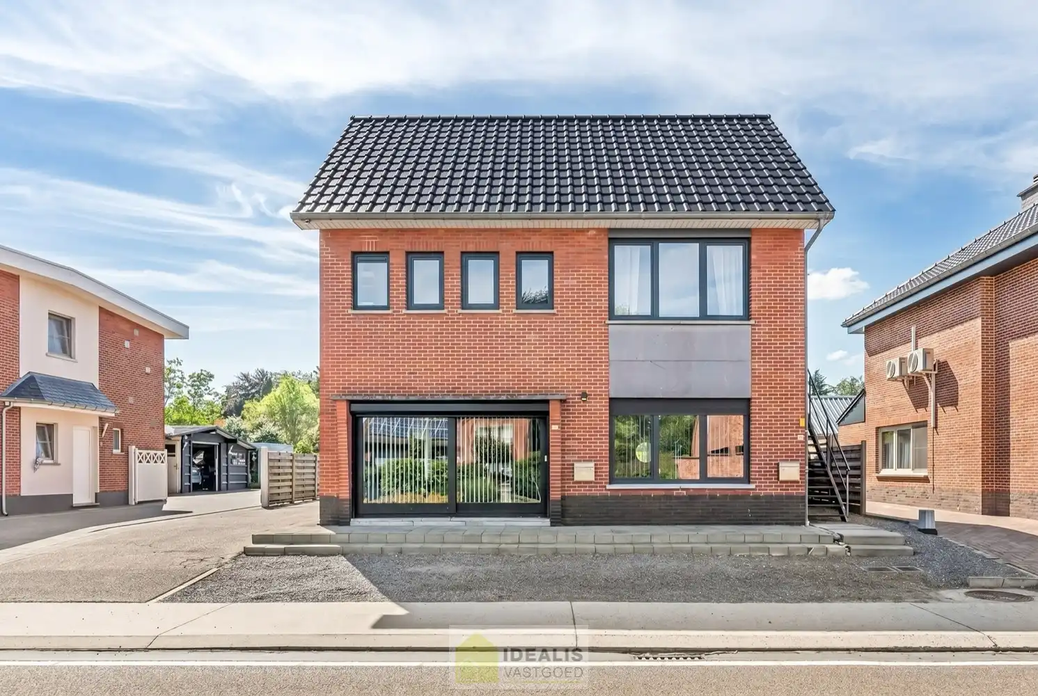 IDEALIS VASTGOED – EENGEZINSWONING MET EEN KNAPPE LEEFRUIMTE MET OPEN HAARD EN AANSLUITEND OPEN MODERNE KEUKEN, EEN HEERLIJKE VERANDA, MOGELIJKHEID TOT 4 SLAAPKAMERS, 2 BADKAMERS, 2 GARAGES EN EEN RUIM WERKHUIS MOMENTEEL INGERICHT ALS LOUNGERUIMTE, VOLLEDIG AANGELEGD MET EEN KNAPPE TUIN OP EEN PERCEEL VAN 8A 65CA! Deze ruime gezinswoning omvat +- 204m² netto bewoonbare oppervlakte met een aangename woonkamer bestaande uit zit-en eetgedeelte, een open moderne keuken, veranda, mogelijkheid tot 4 slaapkamers en 2 badkamers. Momenteel is de woning ingericht als 2 aparte woongelegenheden. Tevens beschikt de woning over een apart garagegebouw bestaande uit 2 garages met achterliggend een werkhuis momenteel ingericht als loungeruimte. Een unieke kans voor kandidaten op zoek naar een ééngezinswoning voorzien van alle faciliteiten op een fijne locatie tussen de centra van Oudsbergen, Bocholt, Bree en Peer! De huidige eigenaar heeft reeds een nieuw dak aangekocht. Dit wordt geplaatst voor de... foto {{pictureIndex}}