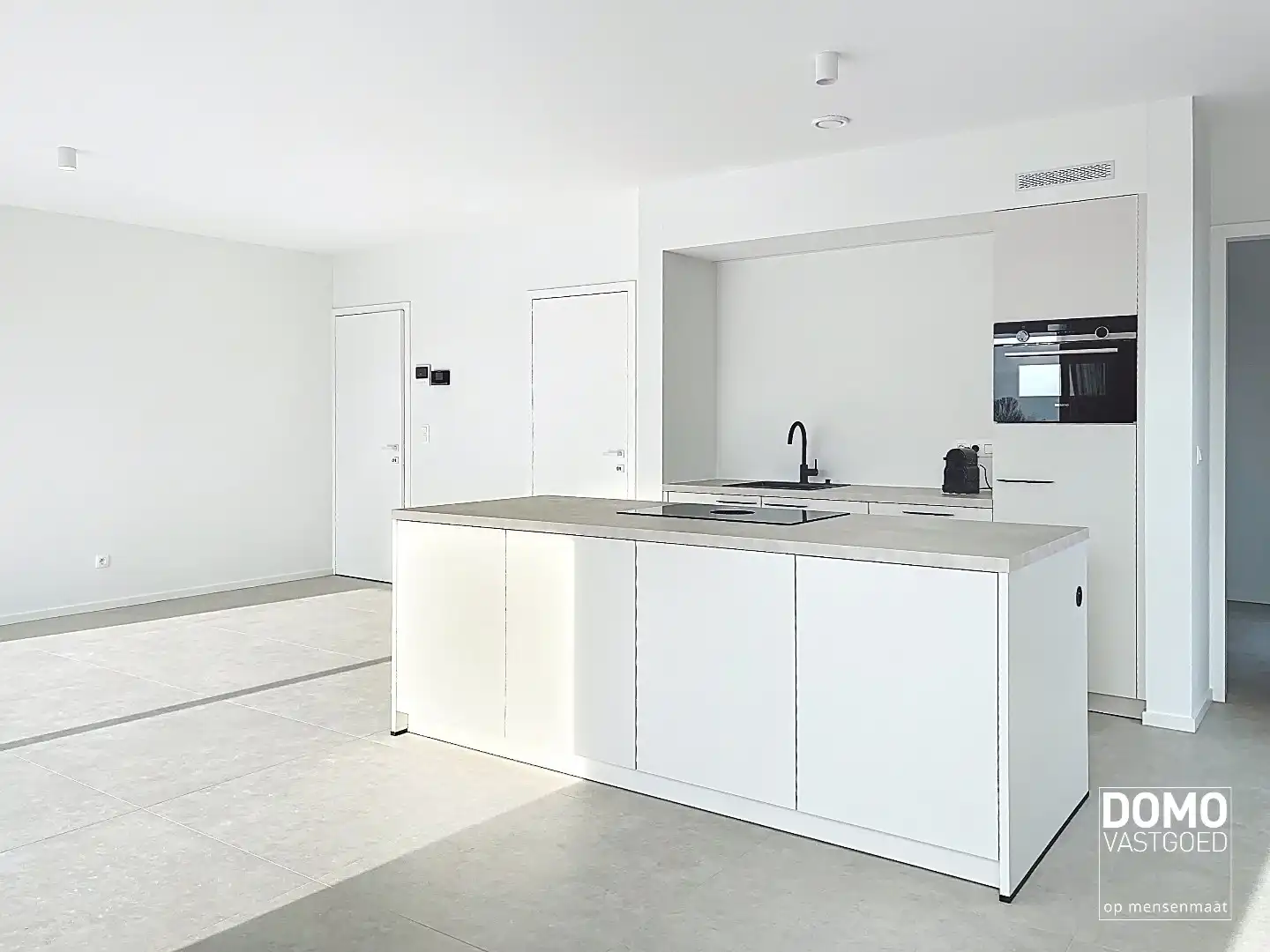 Penthouse met twee slaapkamers, ruim terras en autostandplaats te Kermt foto 3