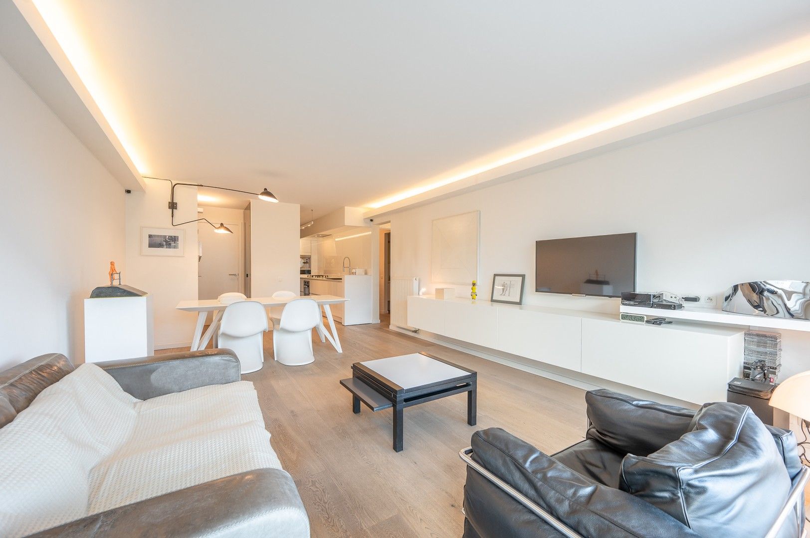 Lichtrijk 2-slaapkamer appartement met open zicht over het Abraham Hansplein. foto 2