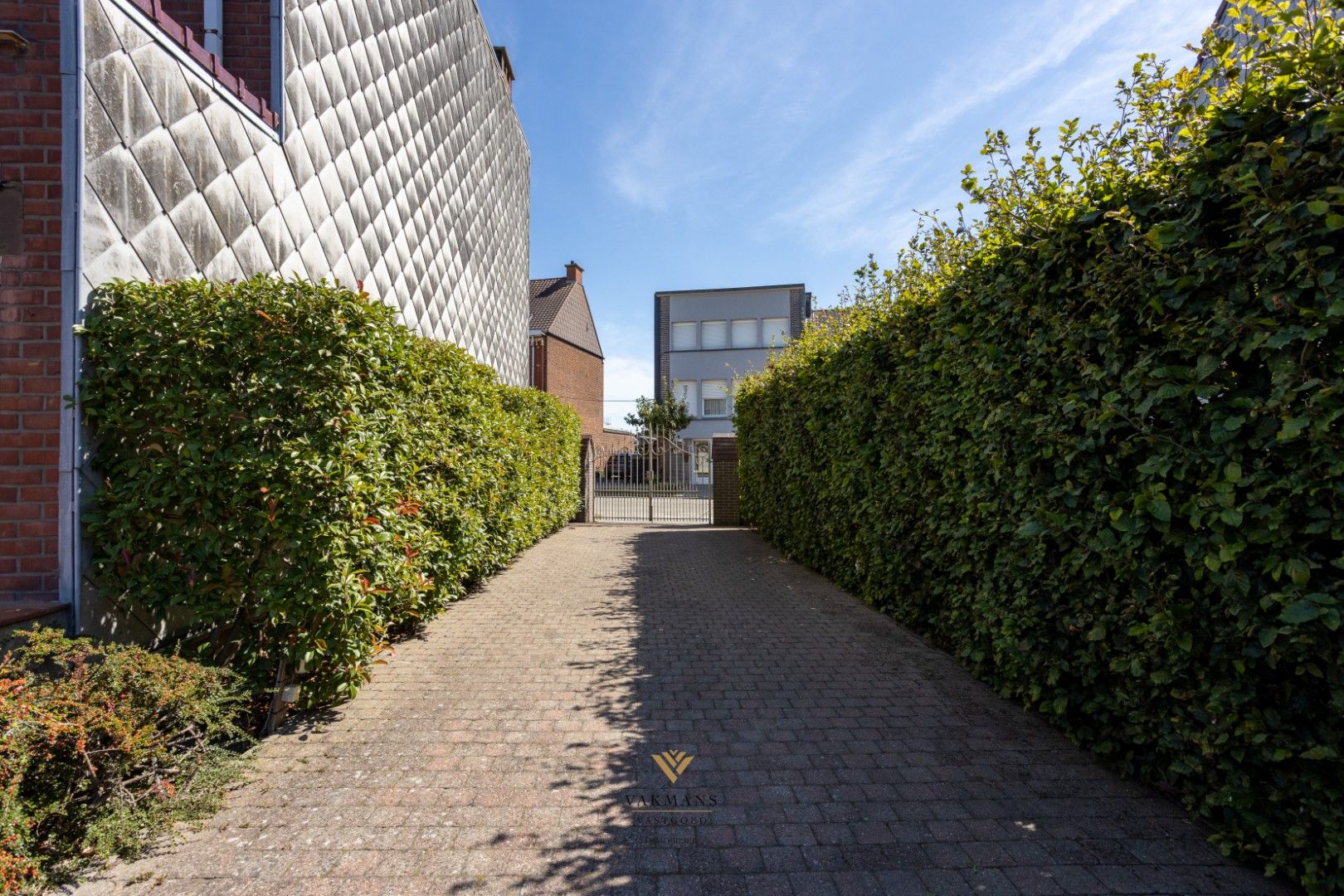 Woning met 3 slaapkamers en grote dubbele garage op prachtige locatie. foto 21