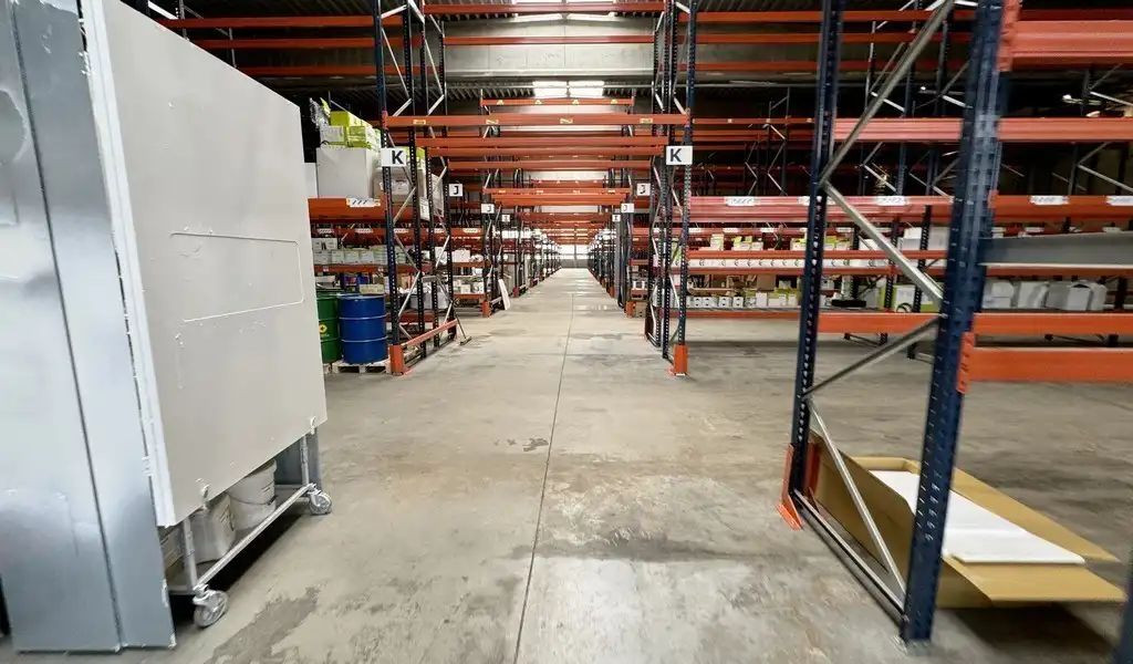 Bedrijfspand met buitenopslag te huur vlakbij E17 in Zwijndrecht foto 5