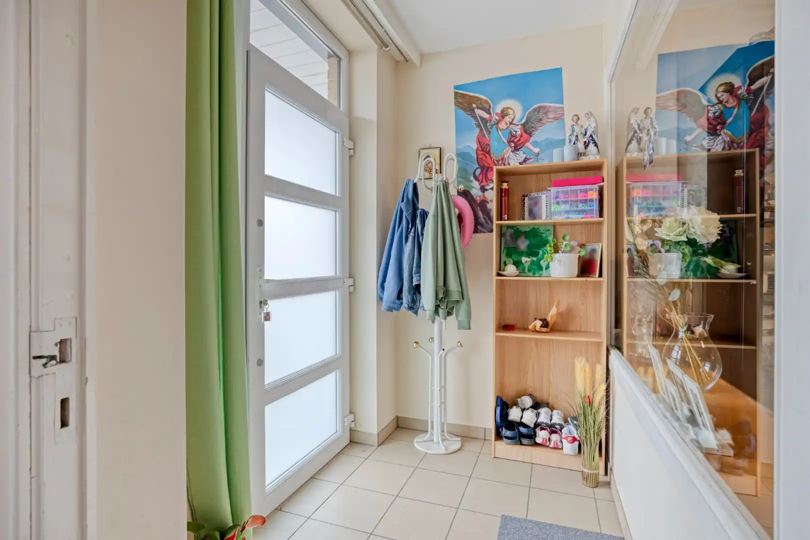 Ruim gelijkvloers appartement met 3 SLPKS, tuin en twee overdekte staanplaatsen !  foto 2