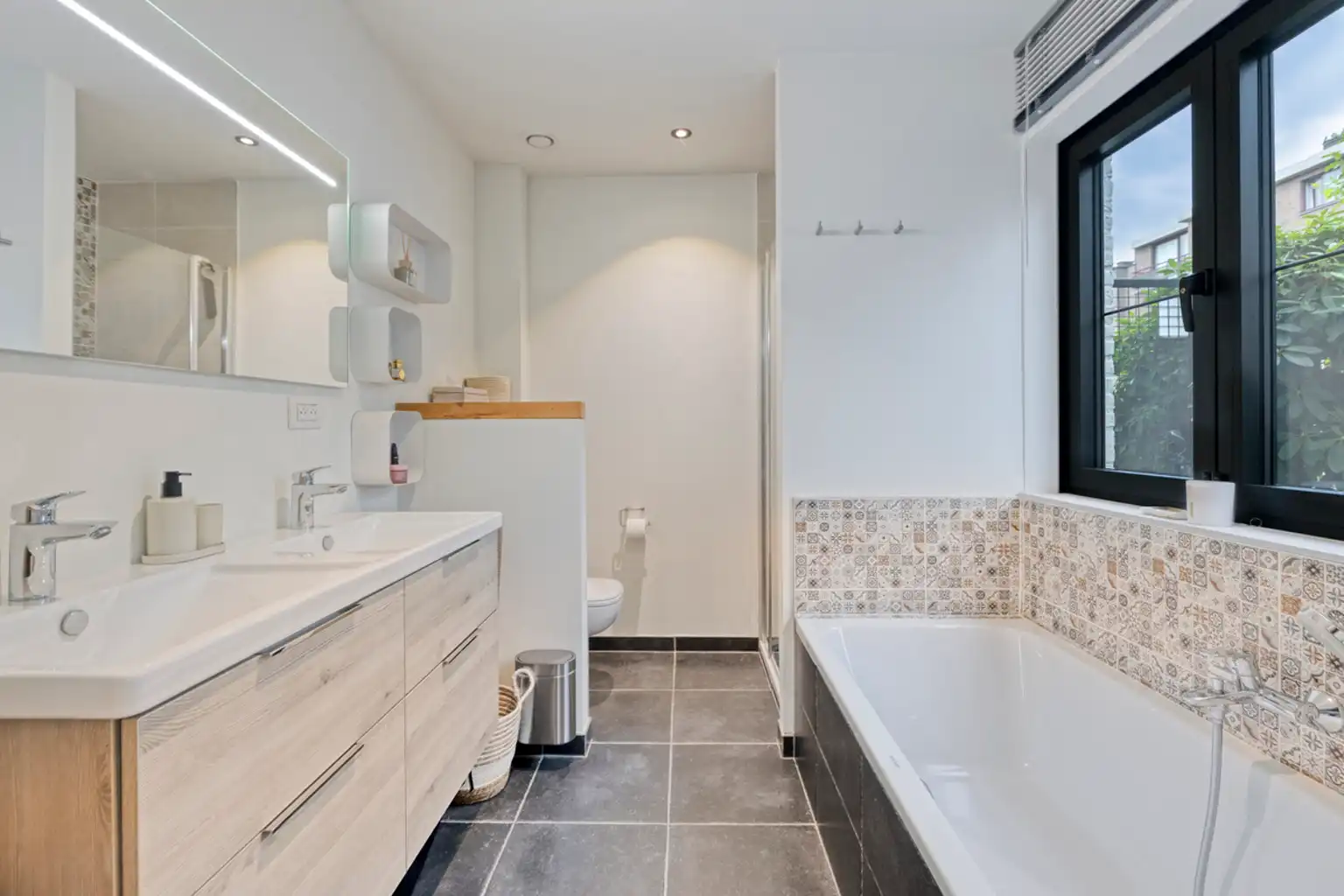 Instapklaar 2-slaapkamerappartement met tuin en garage foto 7