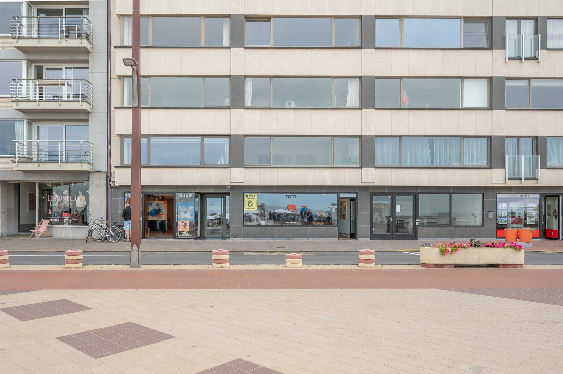 Handelspand gelegen op de Zeedijk in Knokke foto {{pictureIndex}}