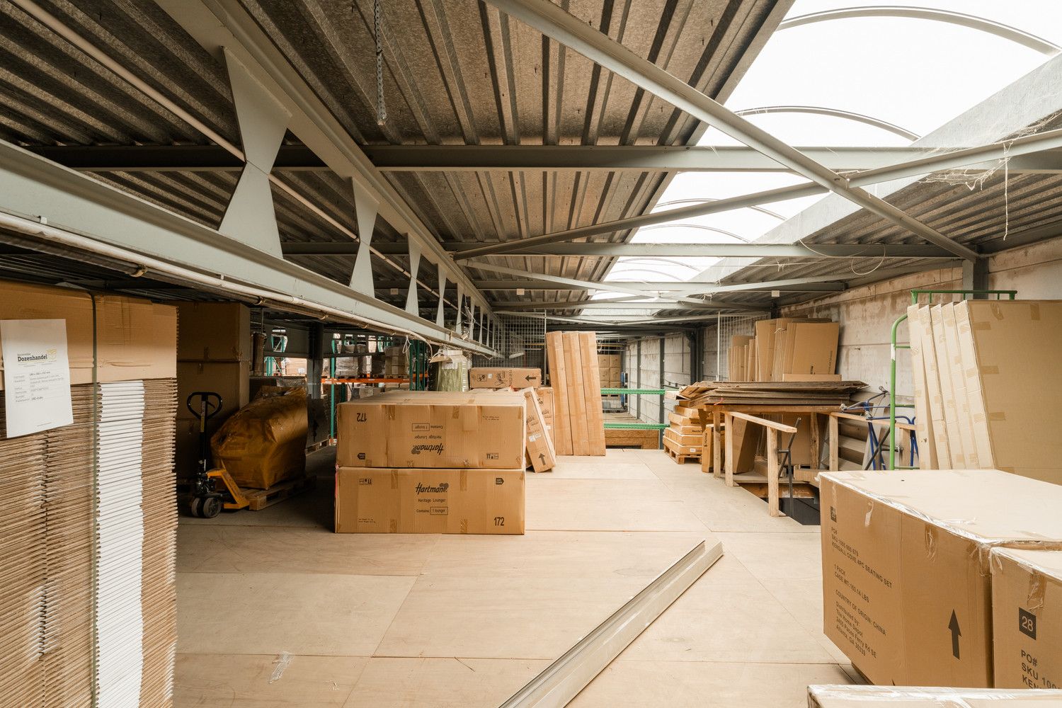 RUIM MULTIFUNTIONEEL BEDRIJFSPAND MET KANTORENCOMPLEX foto 39