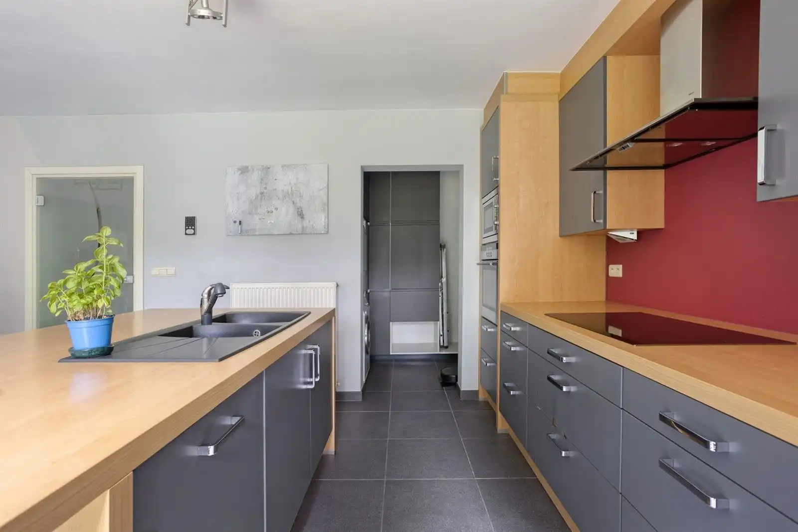 Gelijkvloers appartement met 2 slaapkamers en tuin, kelder & staanplaats foto 12