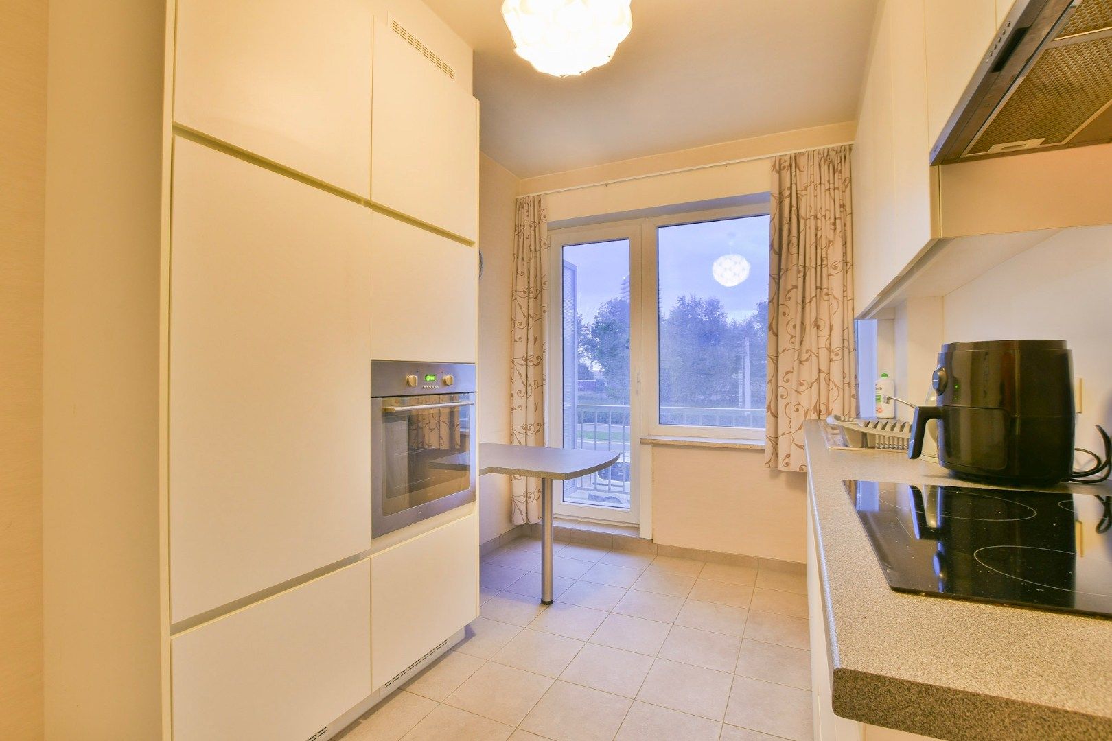 Lichtrijk twee slaapkamer appartement te huur in Oostende foto 4