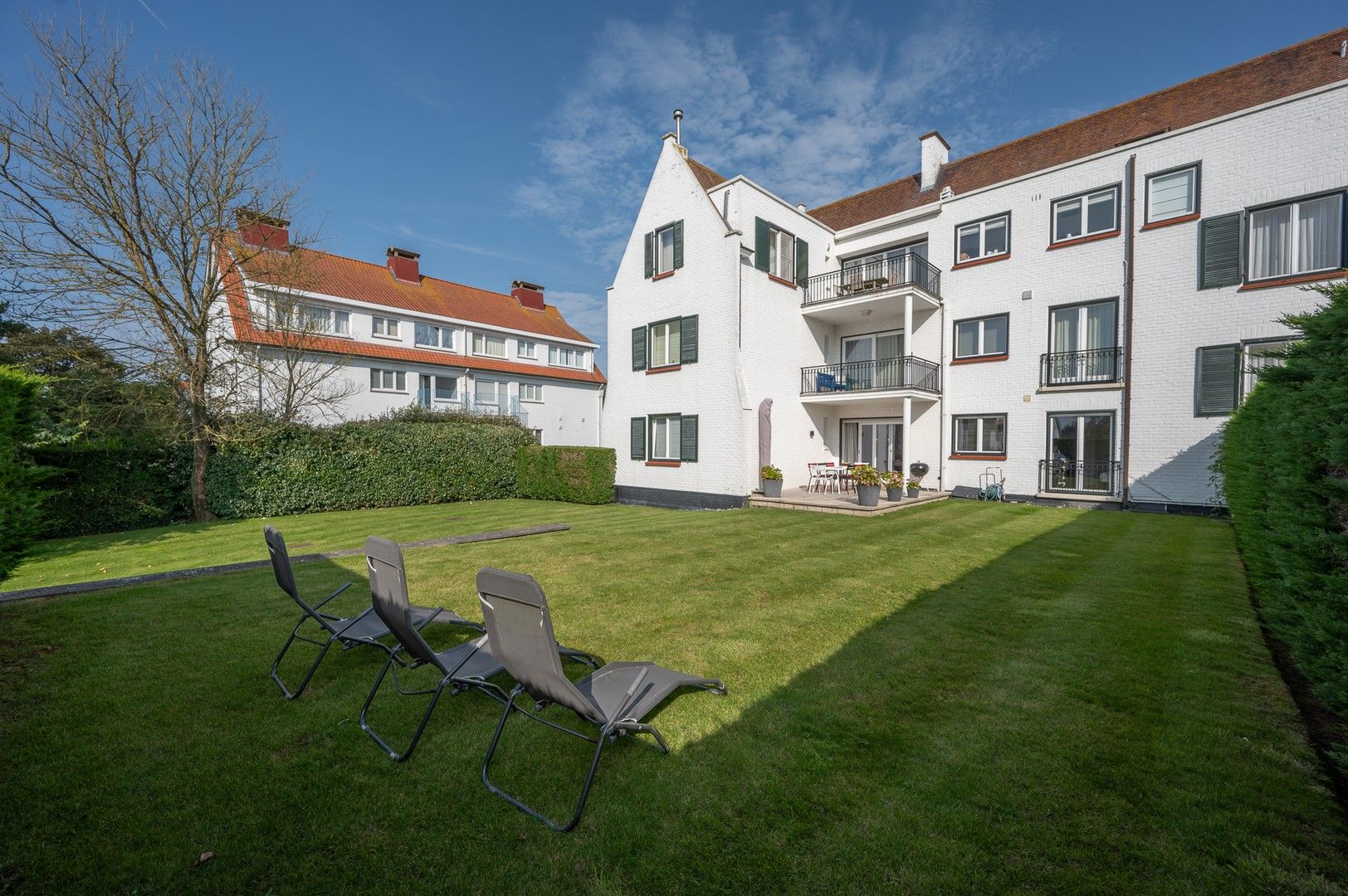 Prachtig tuinappartement met zonnige tuin in een villa residentie in het Zoute op enkele stappen van de zee en de winkels. foto 16