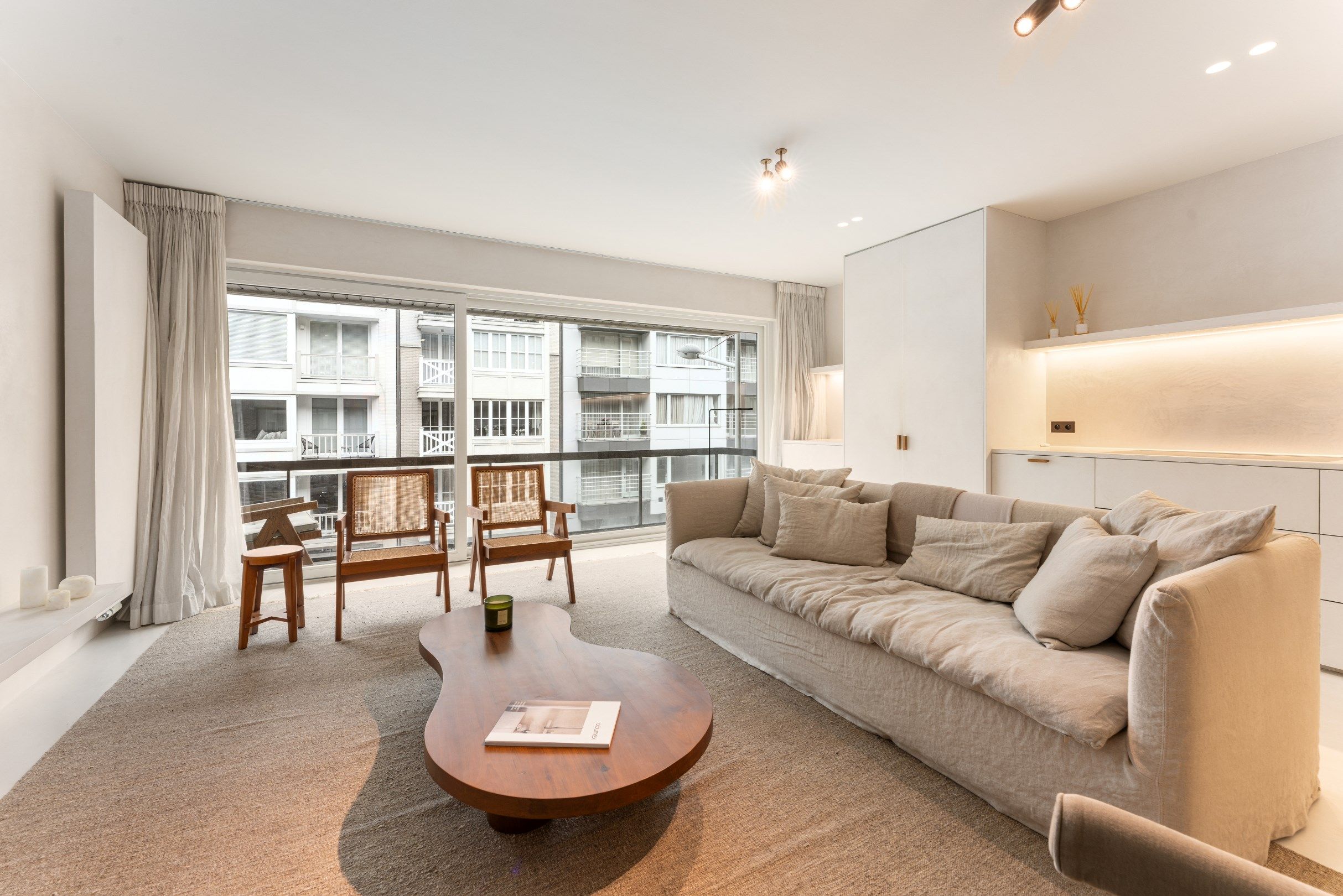 Mooi vernieuwd appartement gelegen aan de zonnekant van de Van Bunnenlaan te Knokke vlakbij de Zeedijk.  foto {{pictureIndex}}