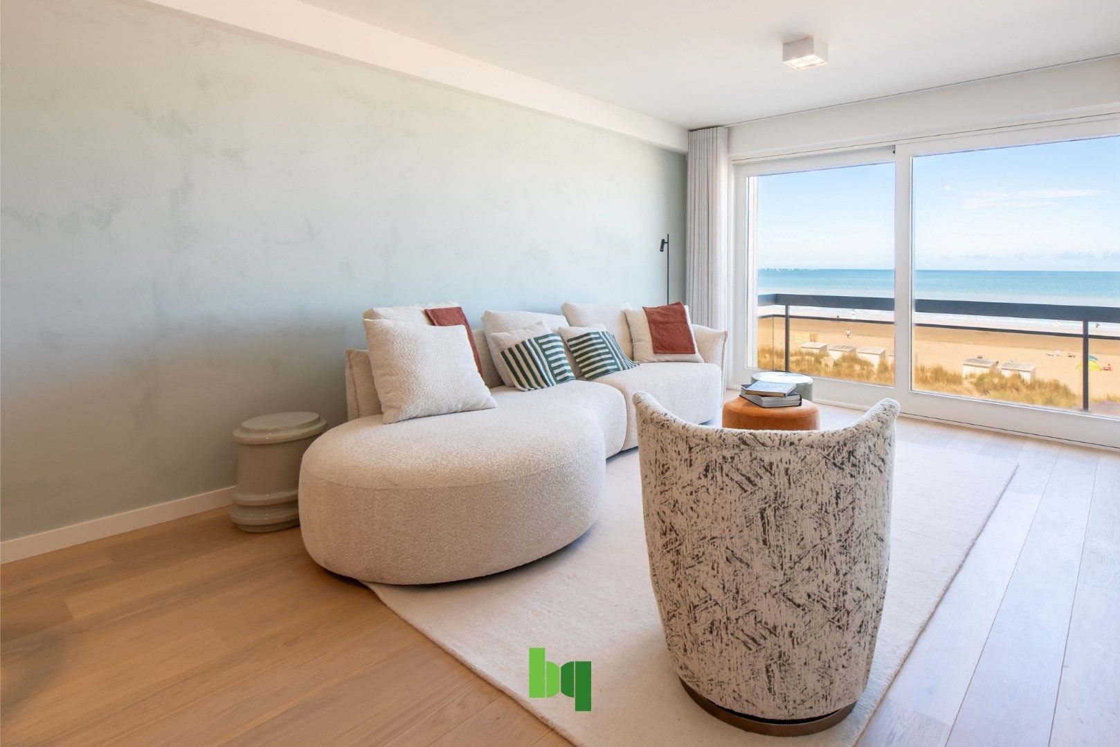 Instapklaar appartement met frontaal zeezicht en luxueuze afwerking foto {{pictureIndex}}
