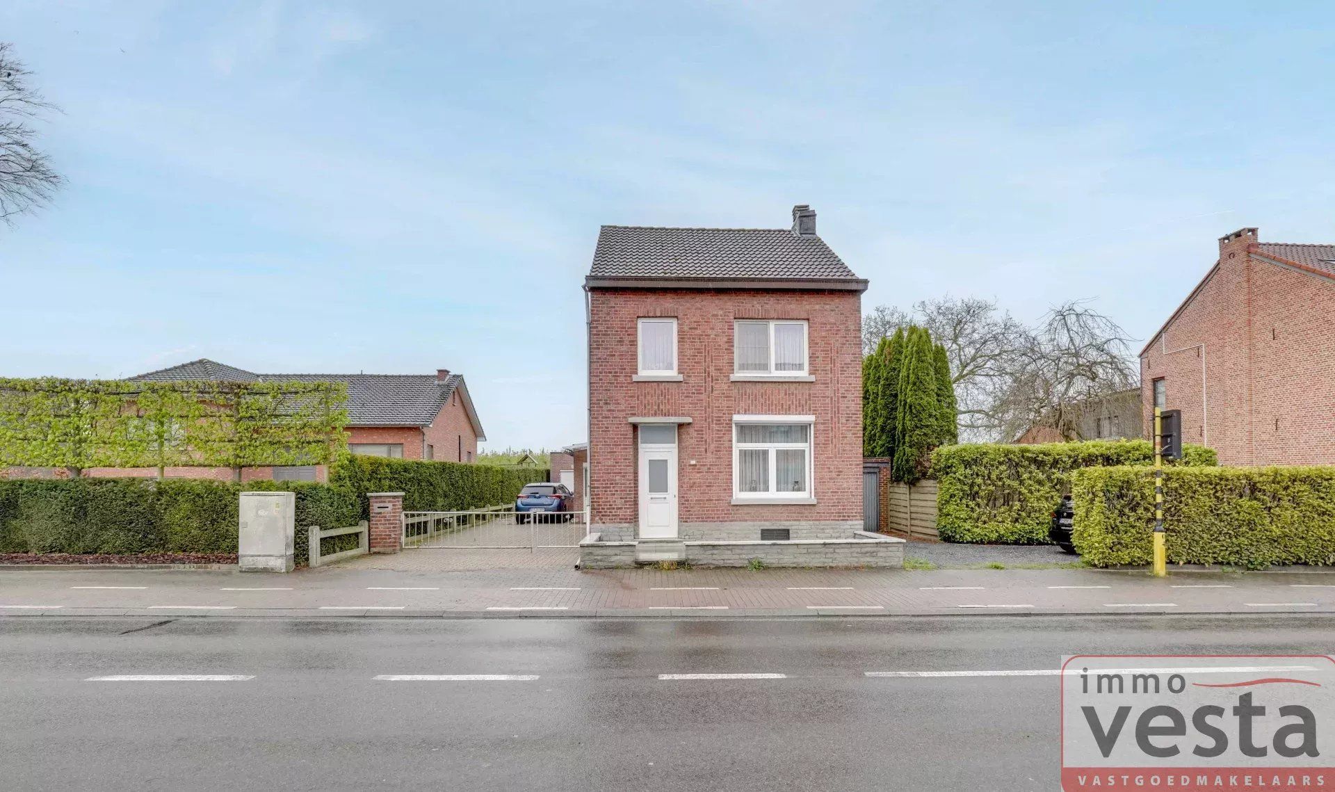 Hoofdfoto van de publicatie: Landelijke woning met met mogelijkheid tot 4 slaapkamer, garage, tuin en toegang via achtergelegen weg.