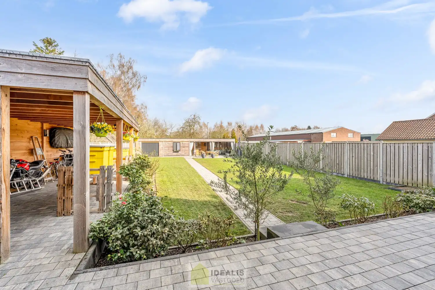 Recent gerenoveerde en perfect onderhouden eengezinswoning met lichtrijke leefruimte, praktisch uitgeruste keuken, 3 slaapkamers, knappe badkamer en knap bijgebouw! foto 40