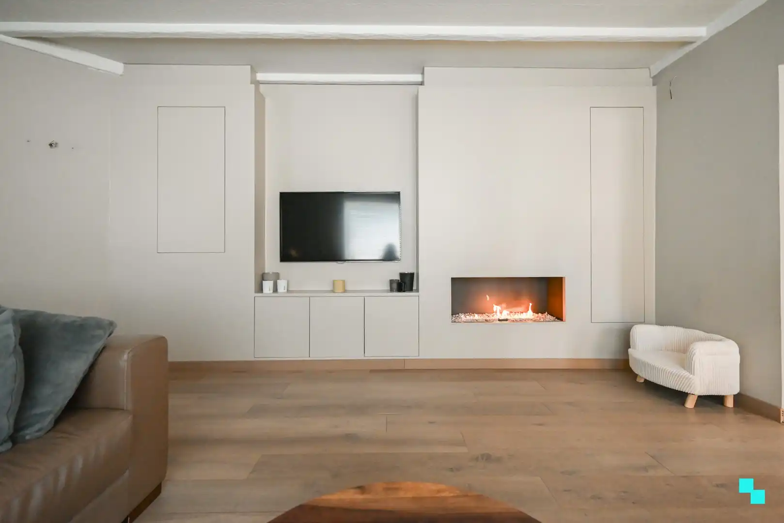 Ruim magazijn met kantoorruimtes en woonst te Lendelede foto 15