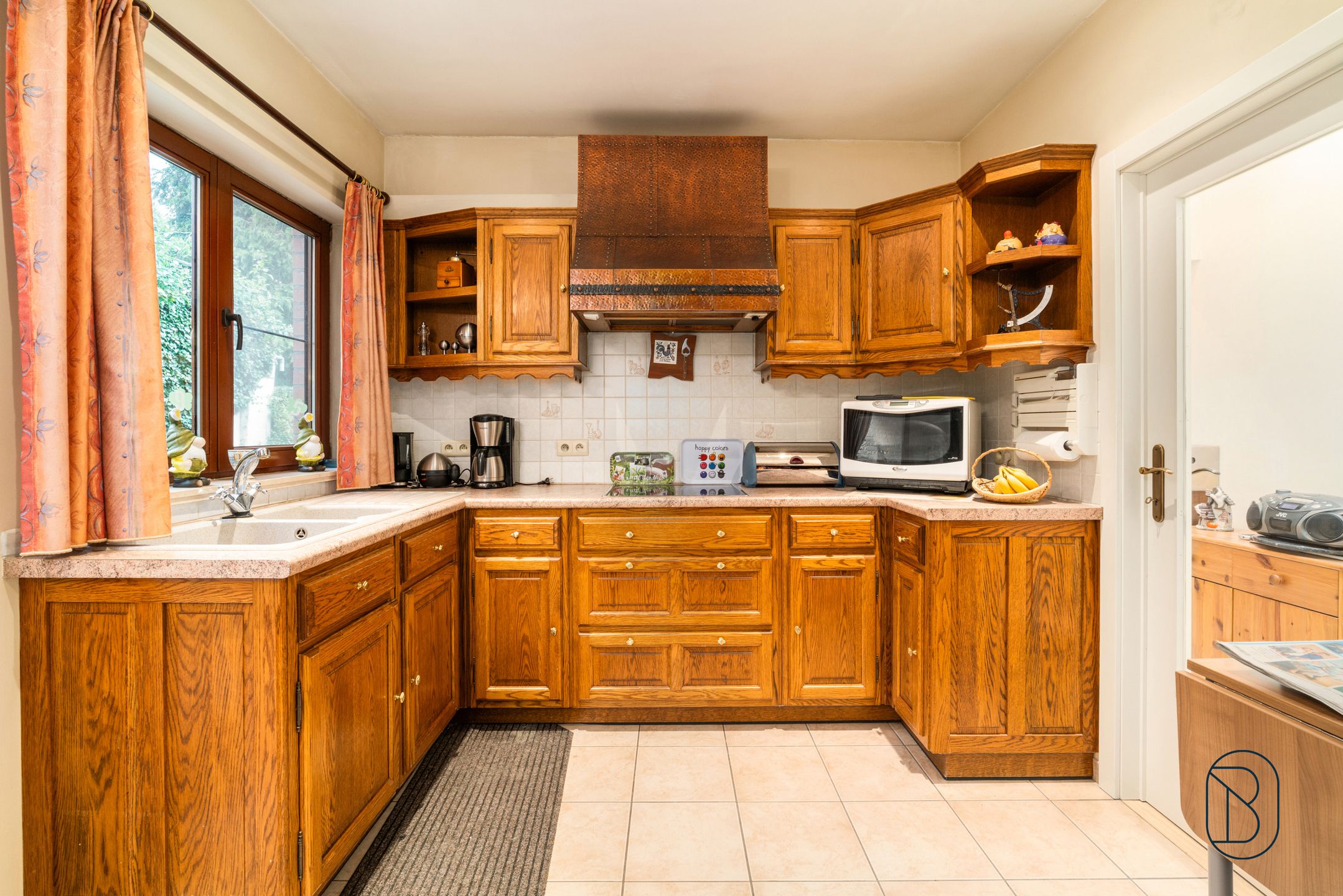 Topgelegen opbrengsteigendom met garage en grote tuin foto 10