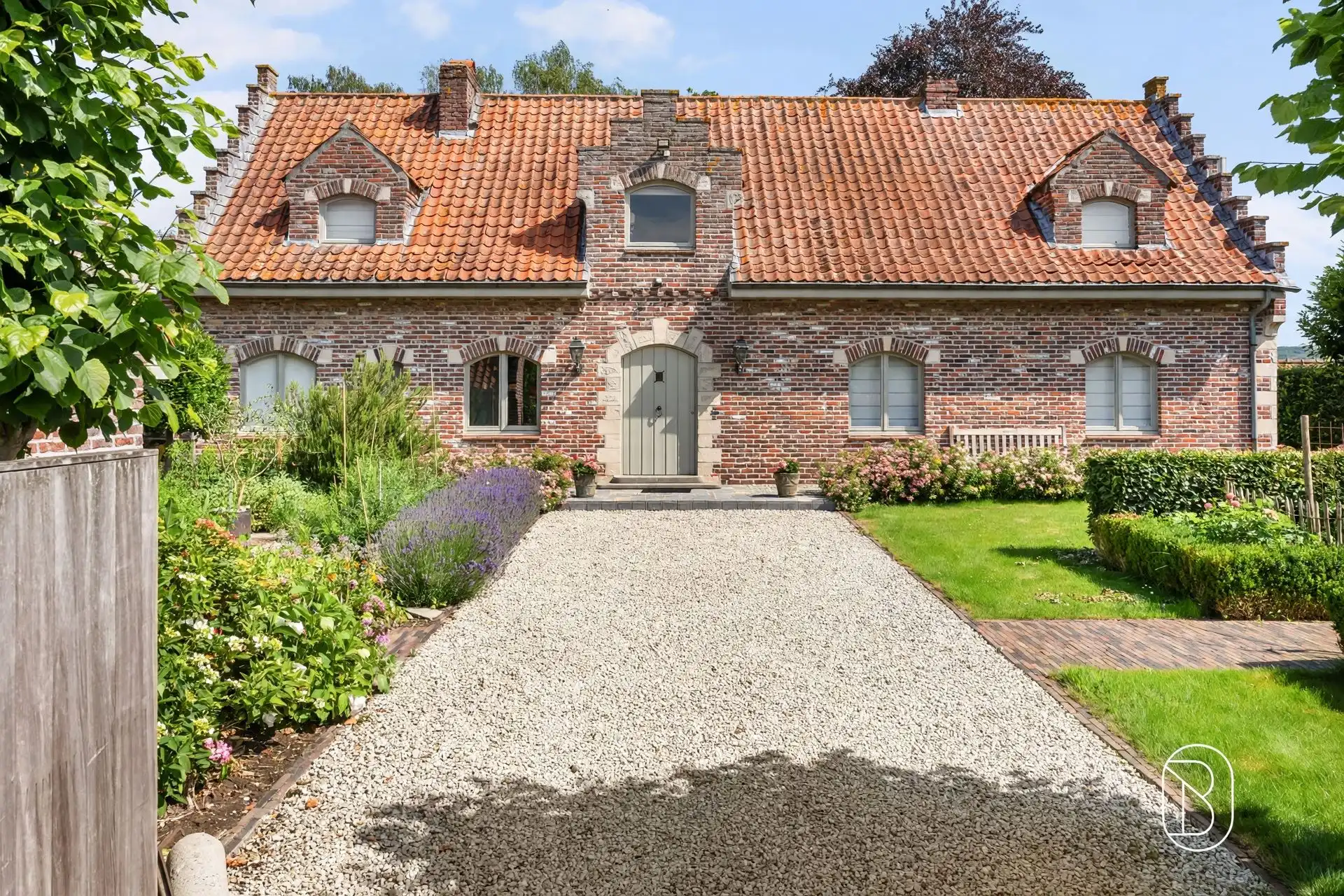 Hoofdfoto van de publicatie: Charmante villa met tuin, garage en tal van mogelijkheden