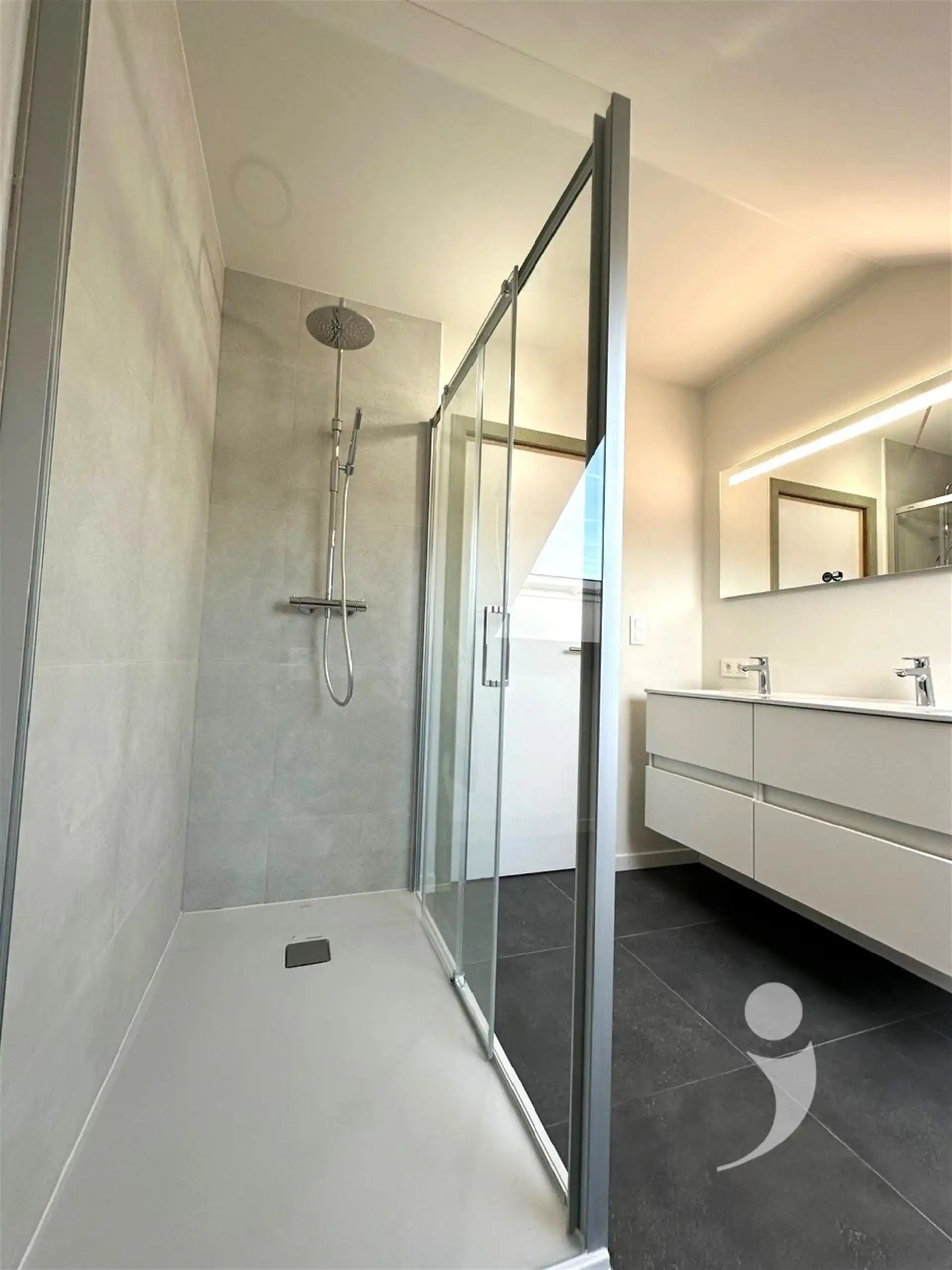 Knap vernieuwbouwappartement foto 15