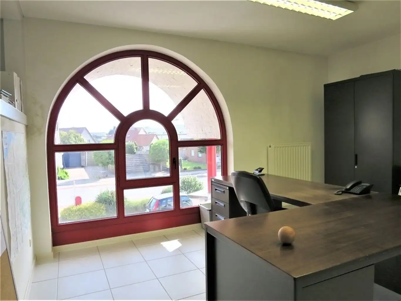 Gelijkvloerse handels/kantoorruimte,veel parkeergelegenheid. foto 11