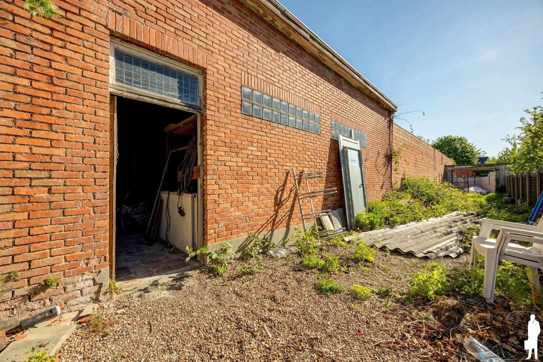 Te renoveren ruime woning met werkplaats foto 17