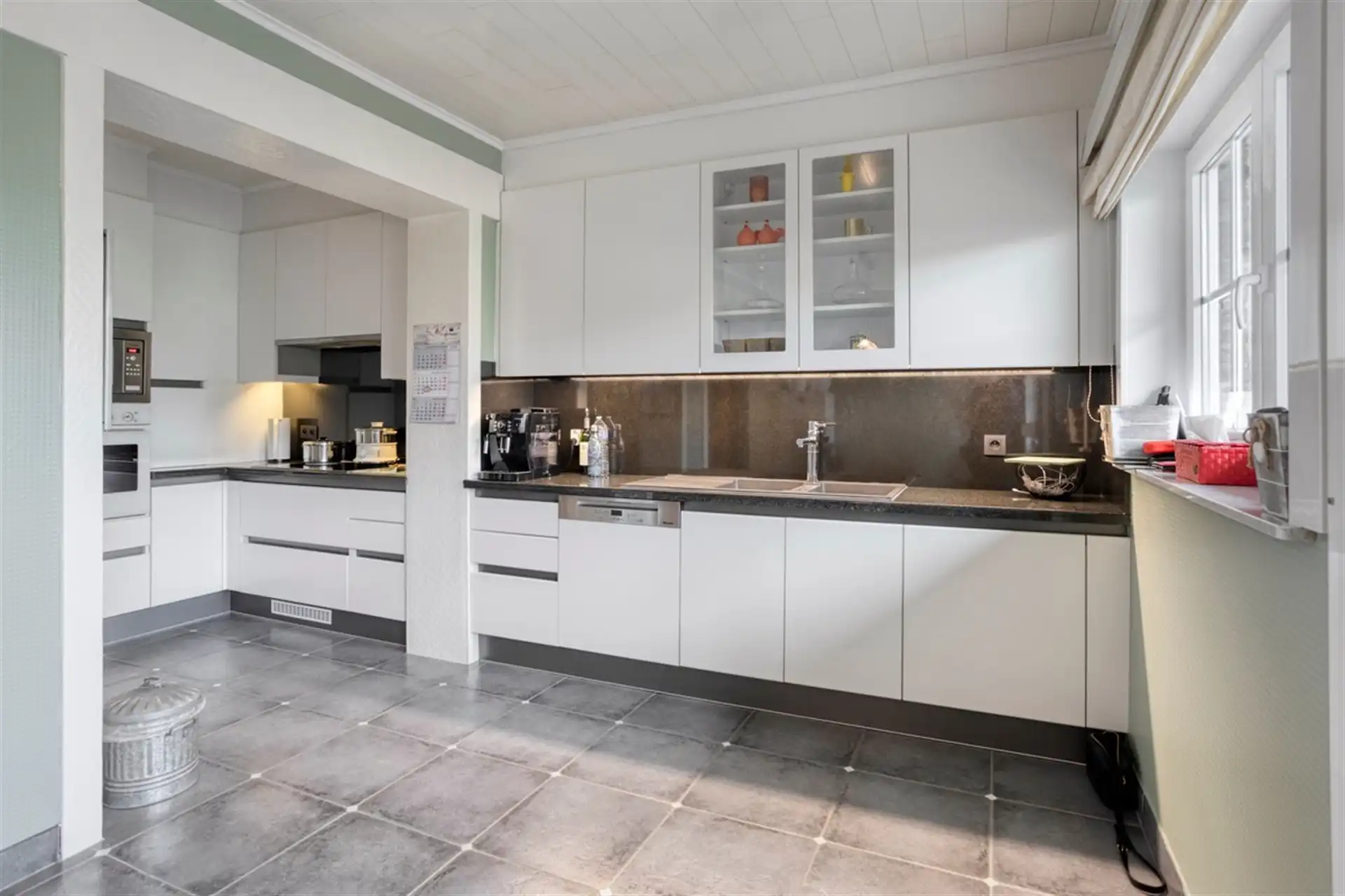 Gezinswoning met 3 slaapkamers, tuin en garage in rustige straat foto 10