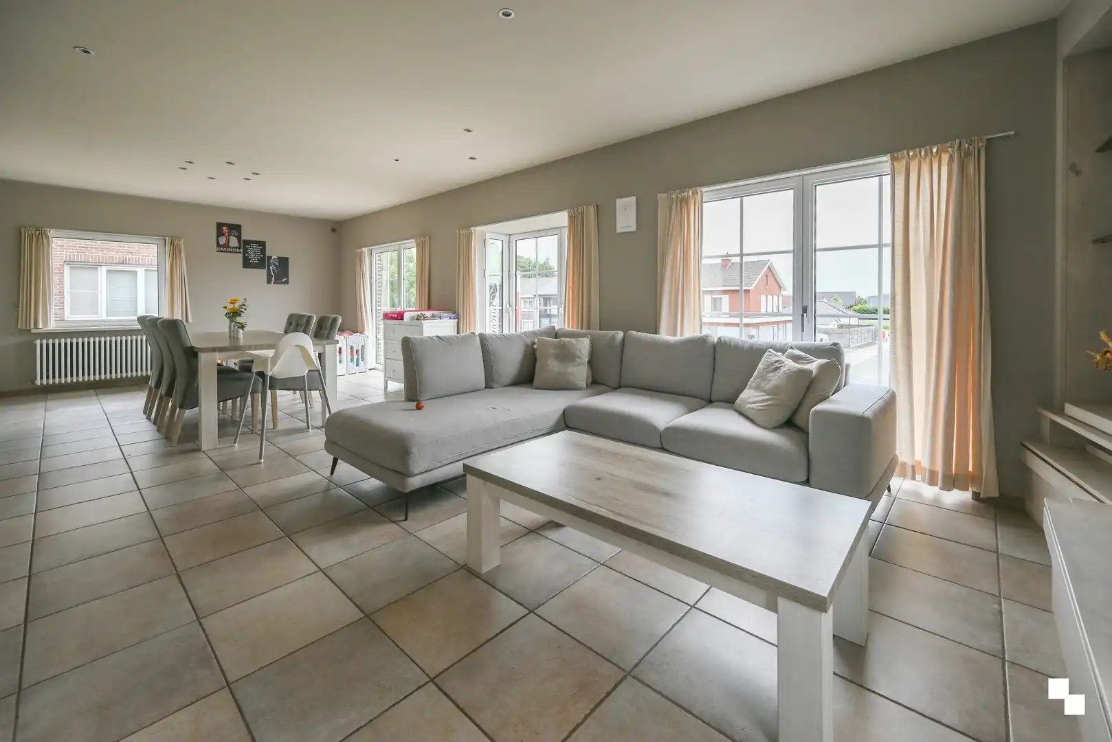 Zeer ruim appartement in het centrum van Oostrozebeke foto 2