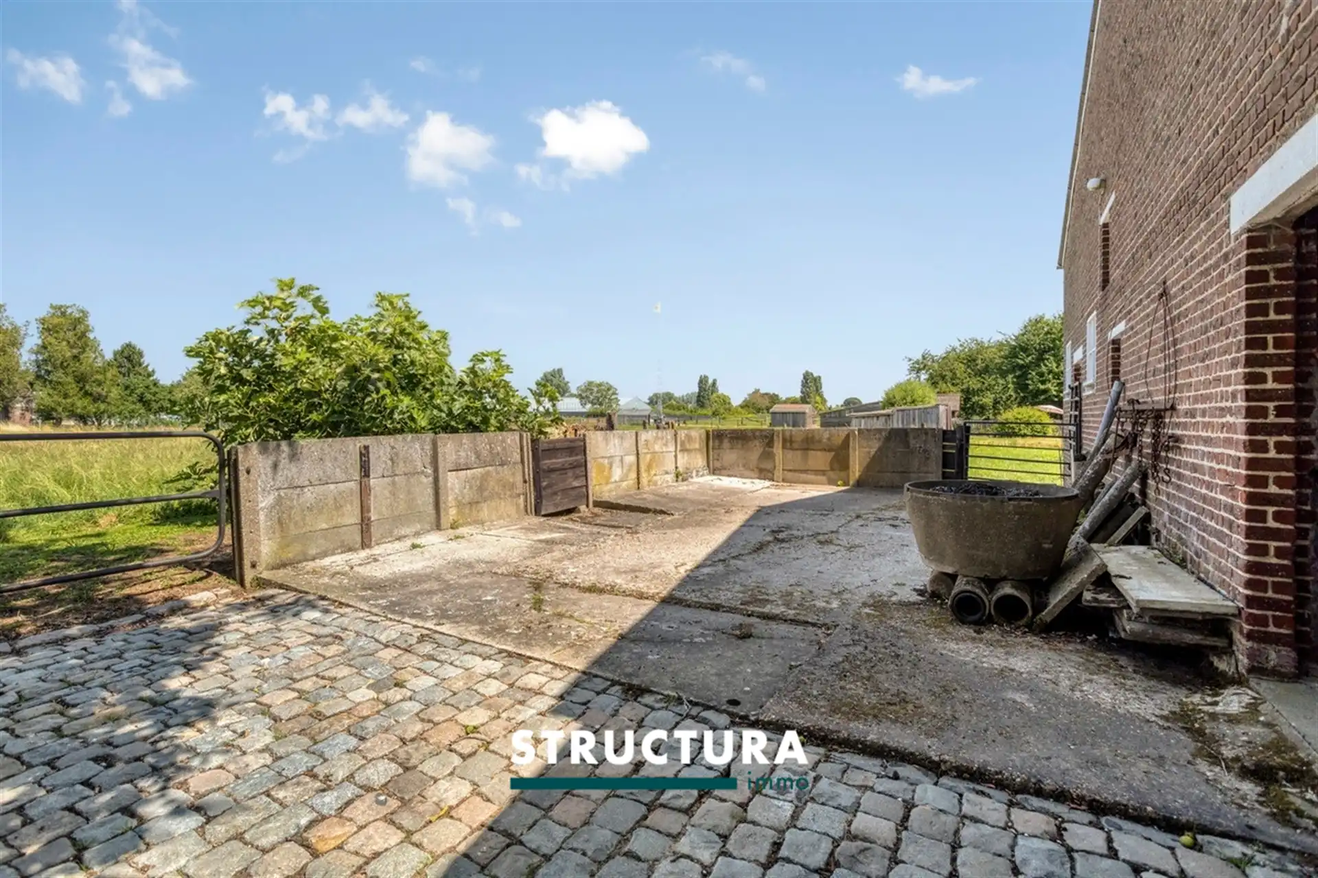 Villa met grote loods, omgeven door groen  foto 34