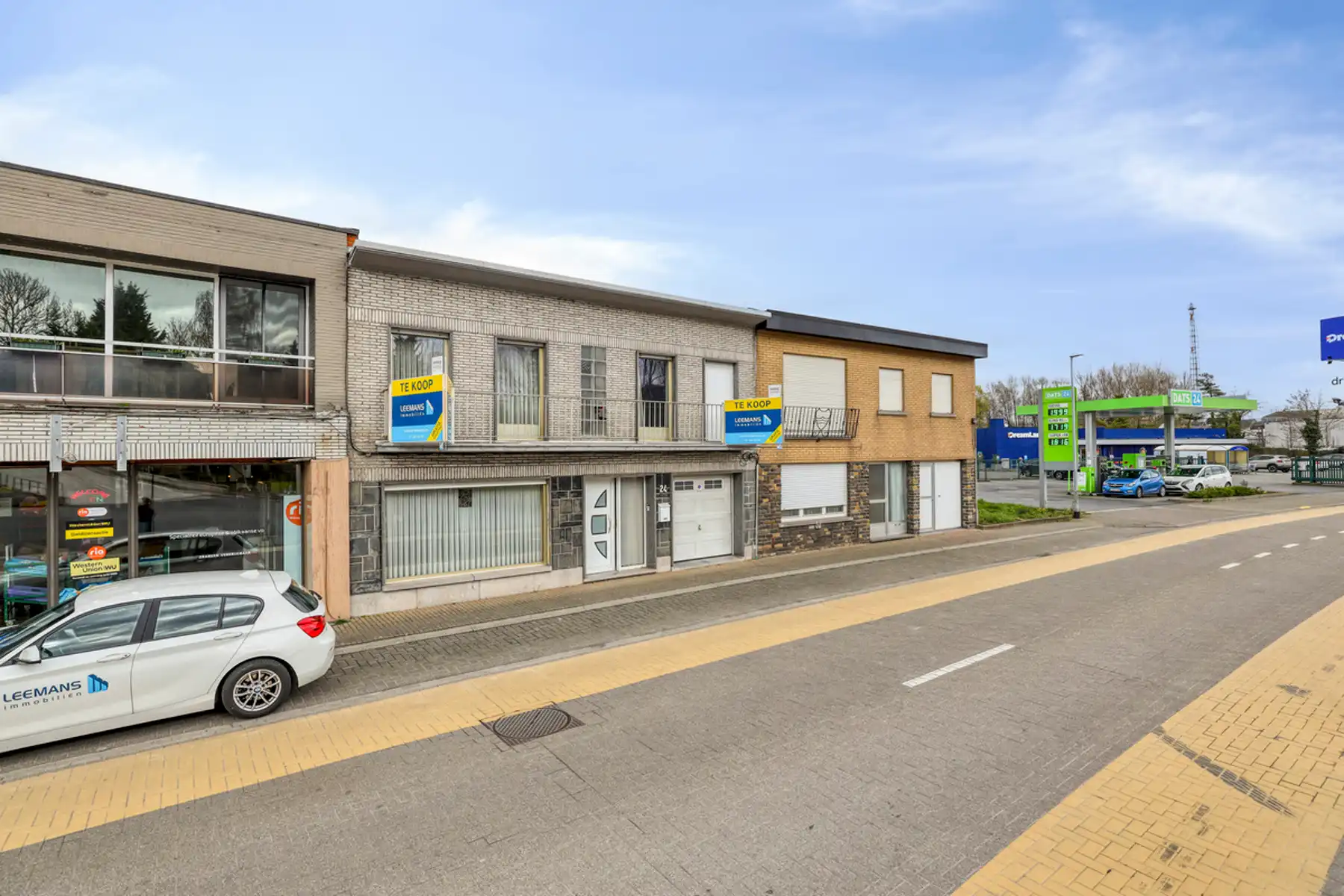 Hoofdfoto van de publicatie: Leemans Immobiliën biedt u deze solide en ruime woning aan op een uitstekende en centrale ligging in Denderleeuw.