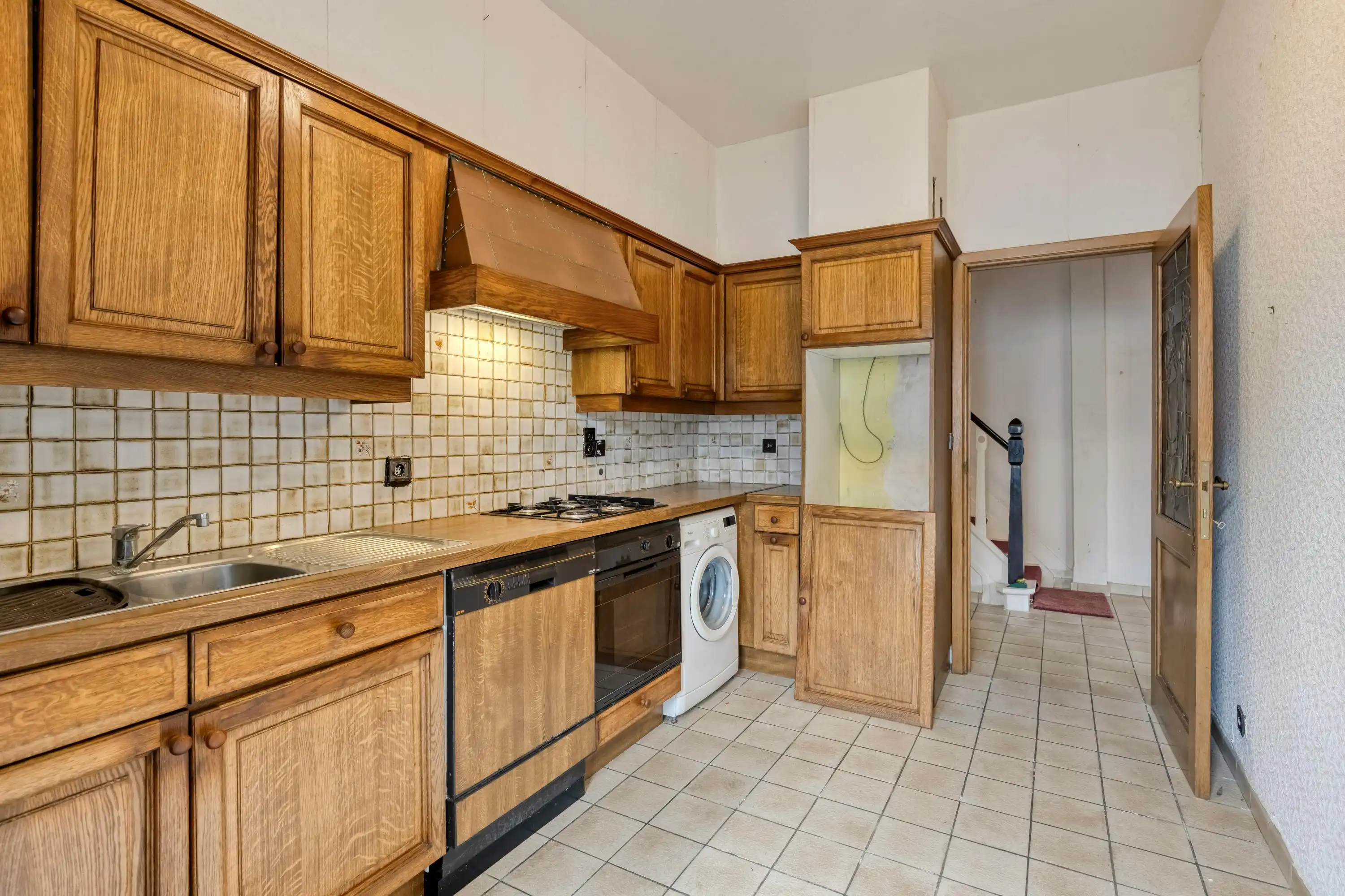Charmante te renoveren woning met garage in centrum De Panne foto 8