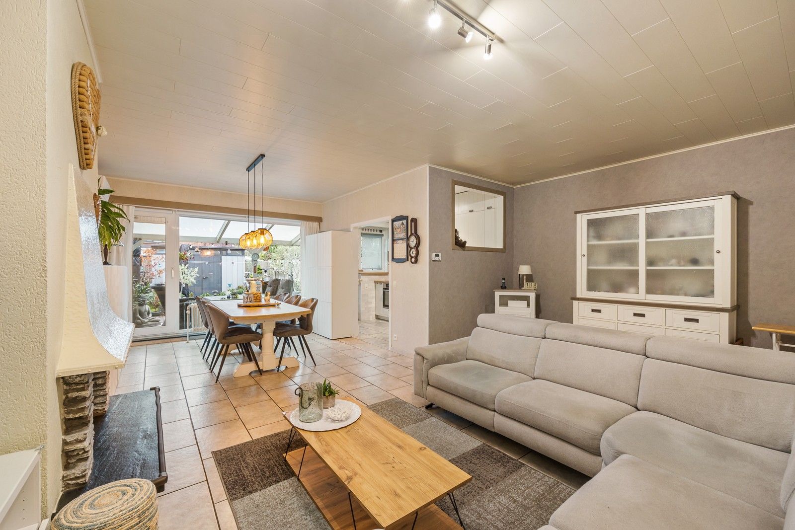 Complete en comfortabele woning met tuin, terras, garage en oprit. foto 2
