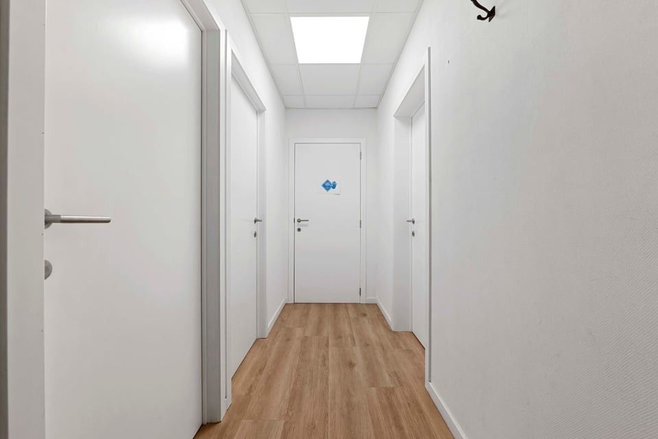 PROFFESIONELE WERKRUIMTE MET TERRAS EN 6 PARKEERPLAATSEN IN SINT-TRUIDEN foto 14