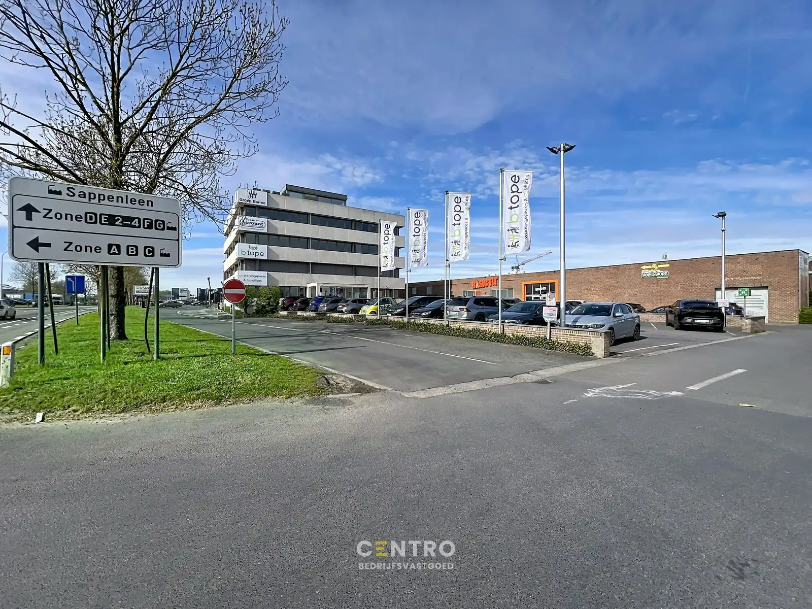 Baanwinkel voor bedrijf (productie, opslag, techniek, recreatie) met bijkomende verkoop naast Lecot, Basic-Fit, Hopsiepops, Eldi, Van Haaren,... vlak bij de RING aan de Poort tot Poperinge ! foto 14