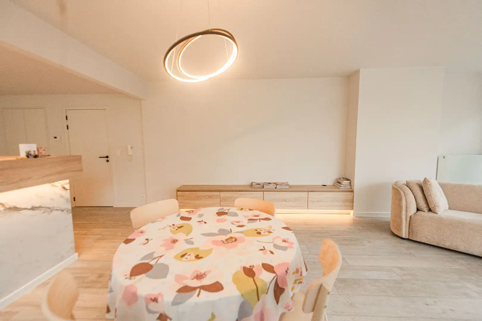 Vernieuwd luxueus appartement met 2 slaapkamers foto 7
