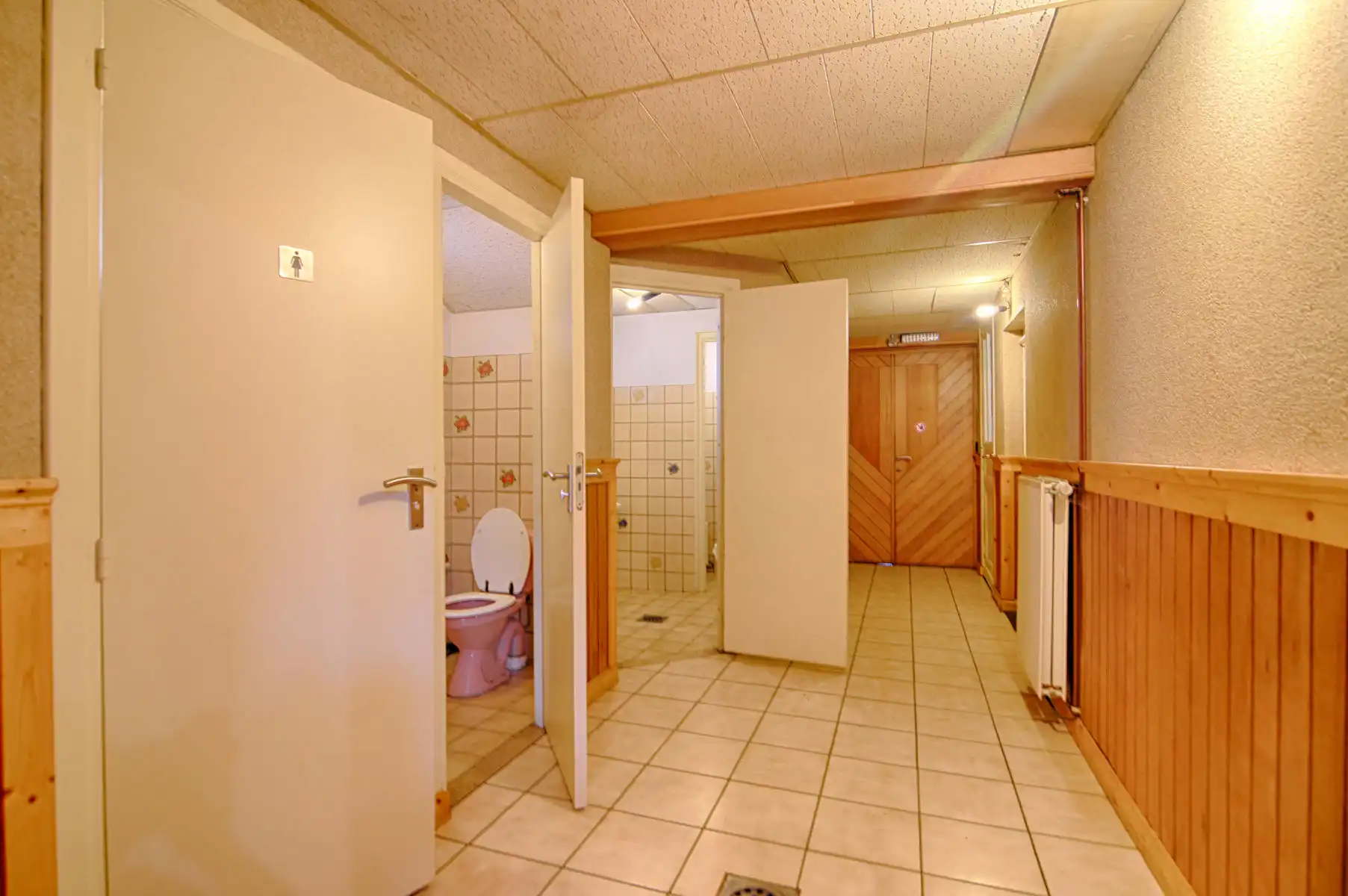 Riante woonst met statig horecapand en feestzaal foto 9