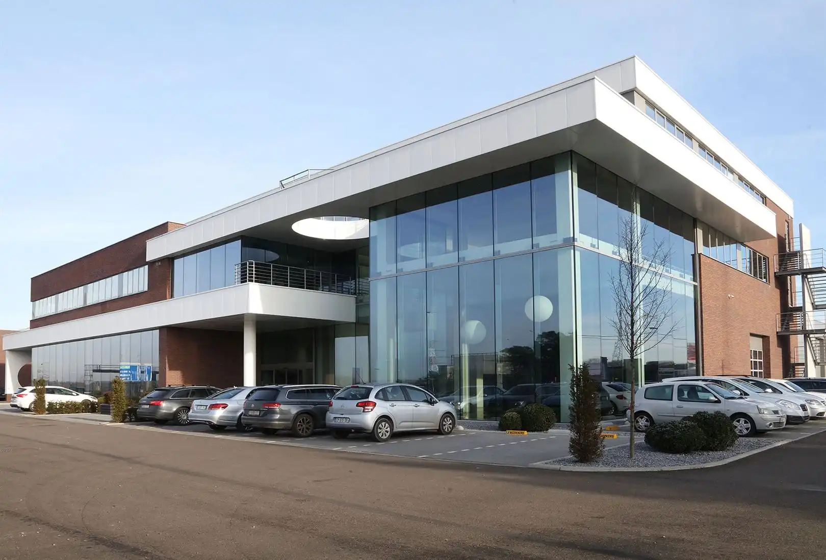 Kantoorgebouw foto {{pictureIndex}}