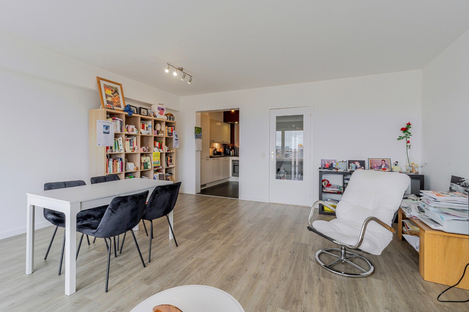 Instapklaar appartement te koop in Oostende met EPC-label B. 93 m², 2 badkamers, terras, streepje zeezicht en onderhoudsvriendelijke vinyl-laminaatvloer. foto 3