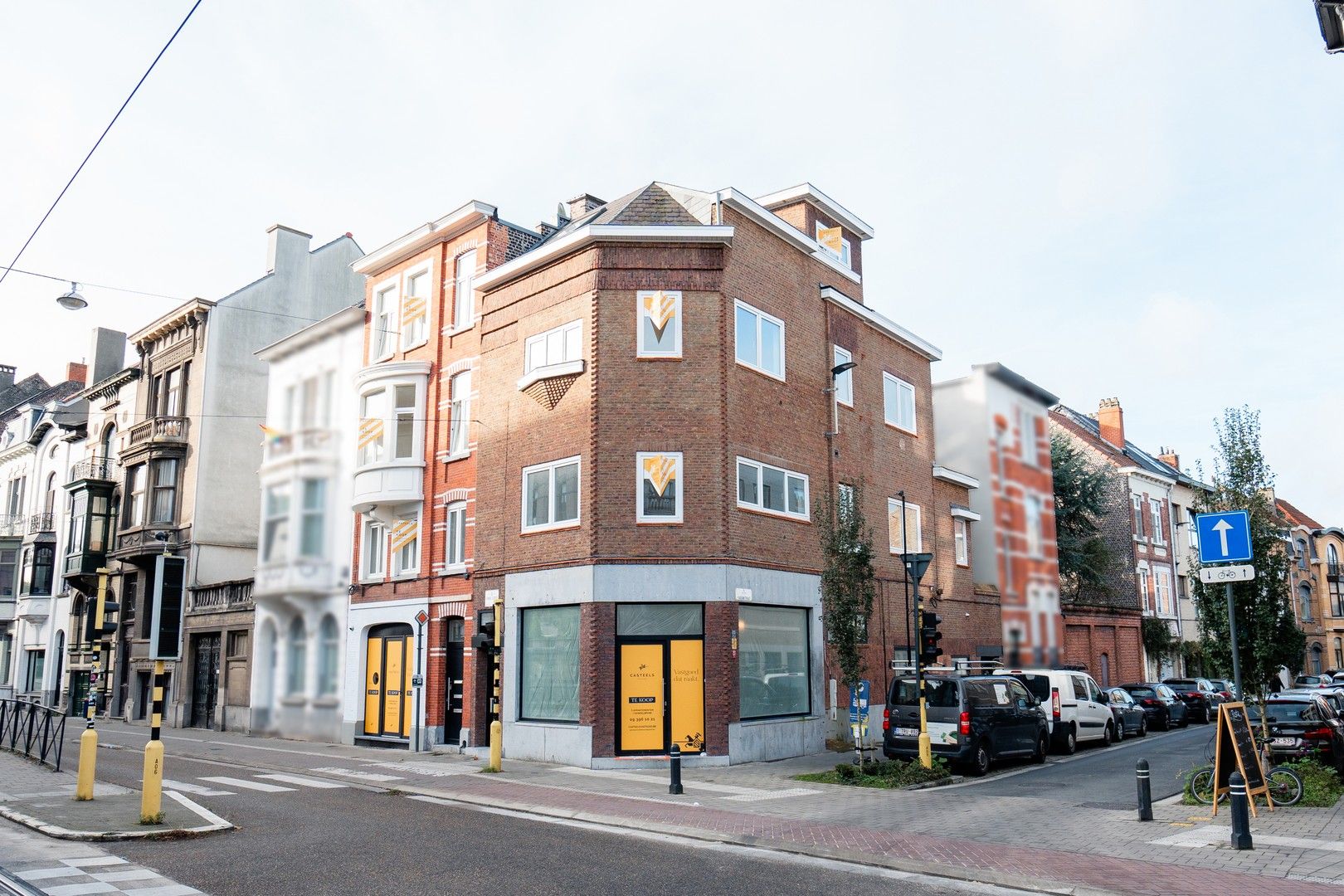 Prachtig hoekpand met 3 appartementen en handelspand in Gent foto {{pictureIndex}}