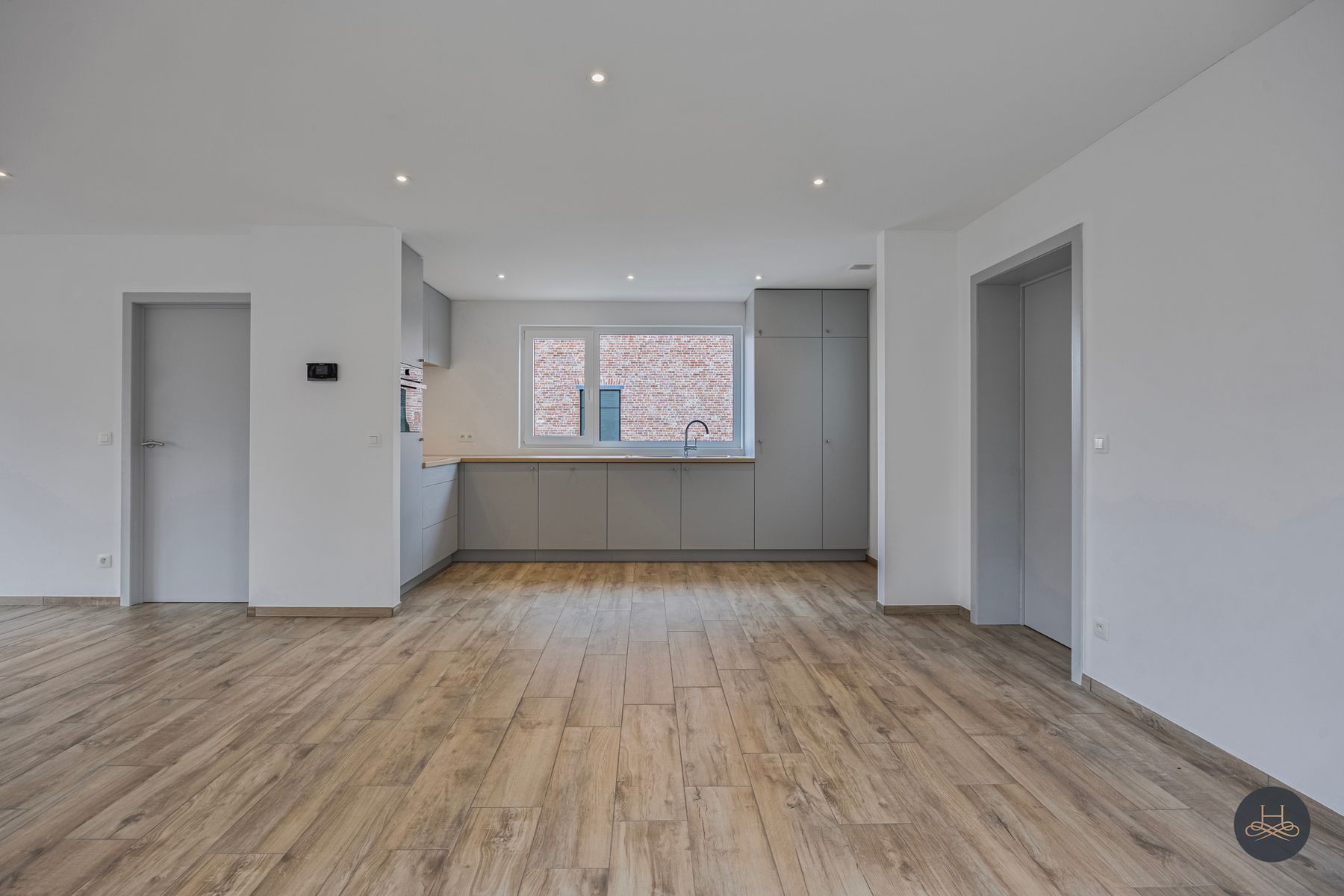 Totaal gerenoveerde woning met grote tuin foto 11