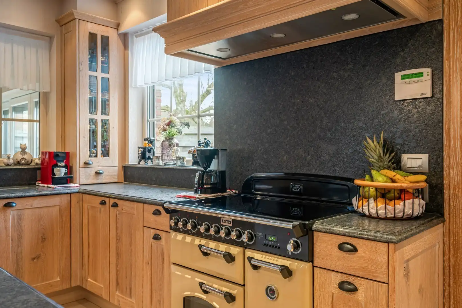 Recente halfopen woning met 3 slaapkamers, lift, garage en tuin op topligging in Ieper foto 8