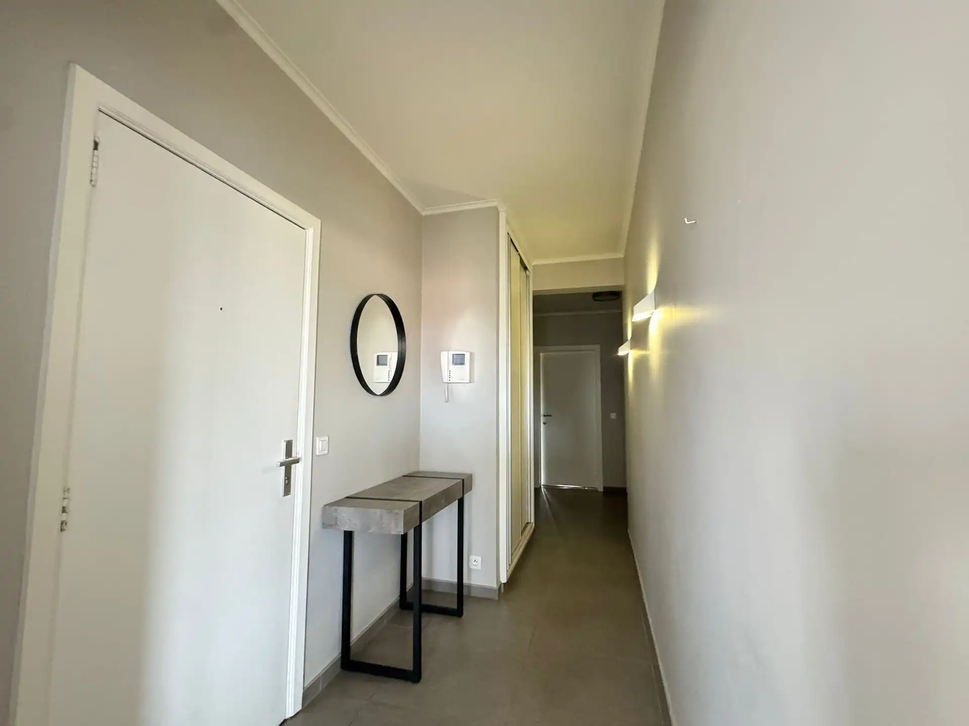 Bemeubeld appartement met 2 slaapkamers en garage foto 8