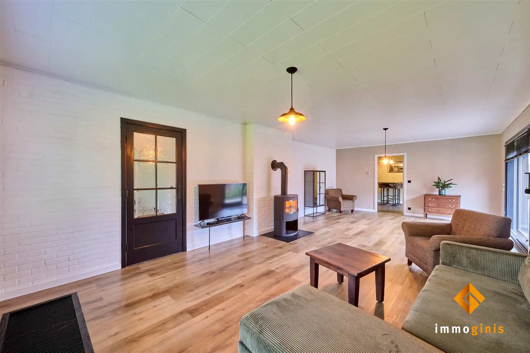 Verrassend ruime, gelijkvloerse woning met 3 slaapkamers en inpandige garage op een mooi perceel van 12a55ca!  foto 7