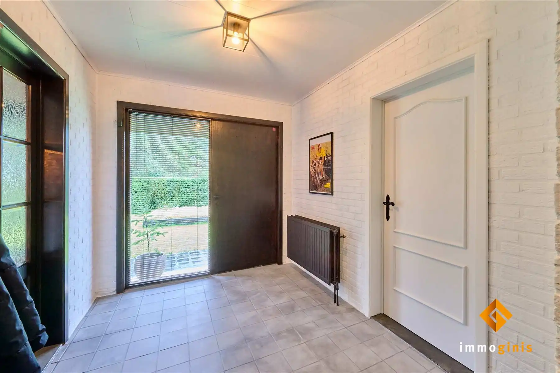 Verrassend ruime, gelijkvloerse woning met 3 slaapkamers en inpandige garage op een mooi perceel van 12a55ca!  foto 7