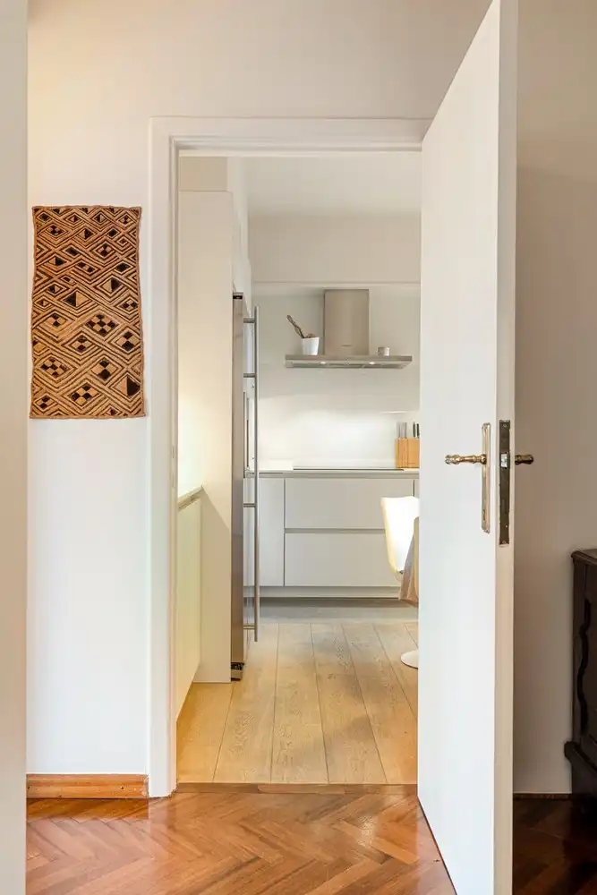 Statig en genereus mid-century appartement aan het Zuidpark met drie slaapkamers, overdekt terras en optionele grote autostandplaats. foto 13