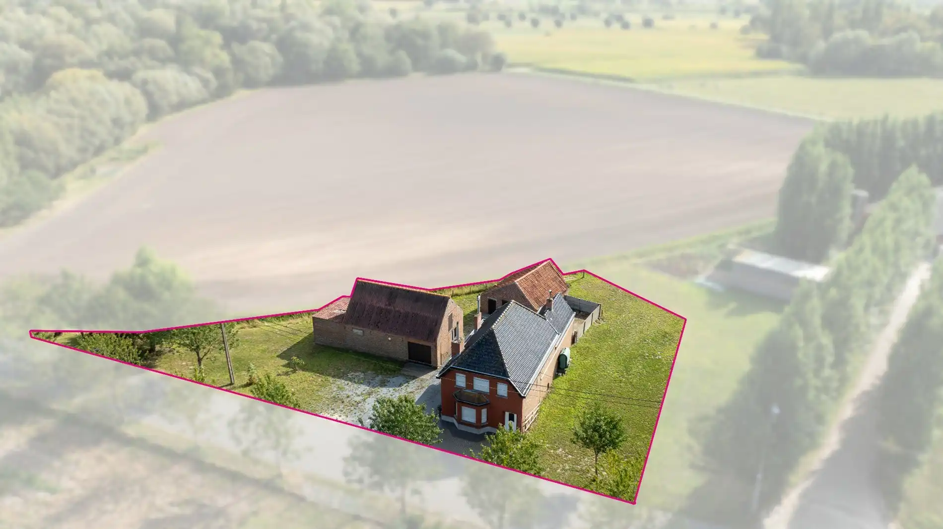 Bouwgrond van 1035 m² met landelijke ligging  foto {{pictureIndex}}