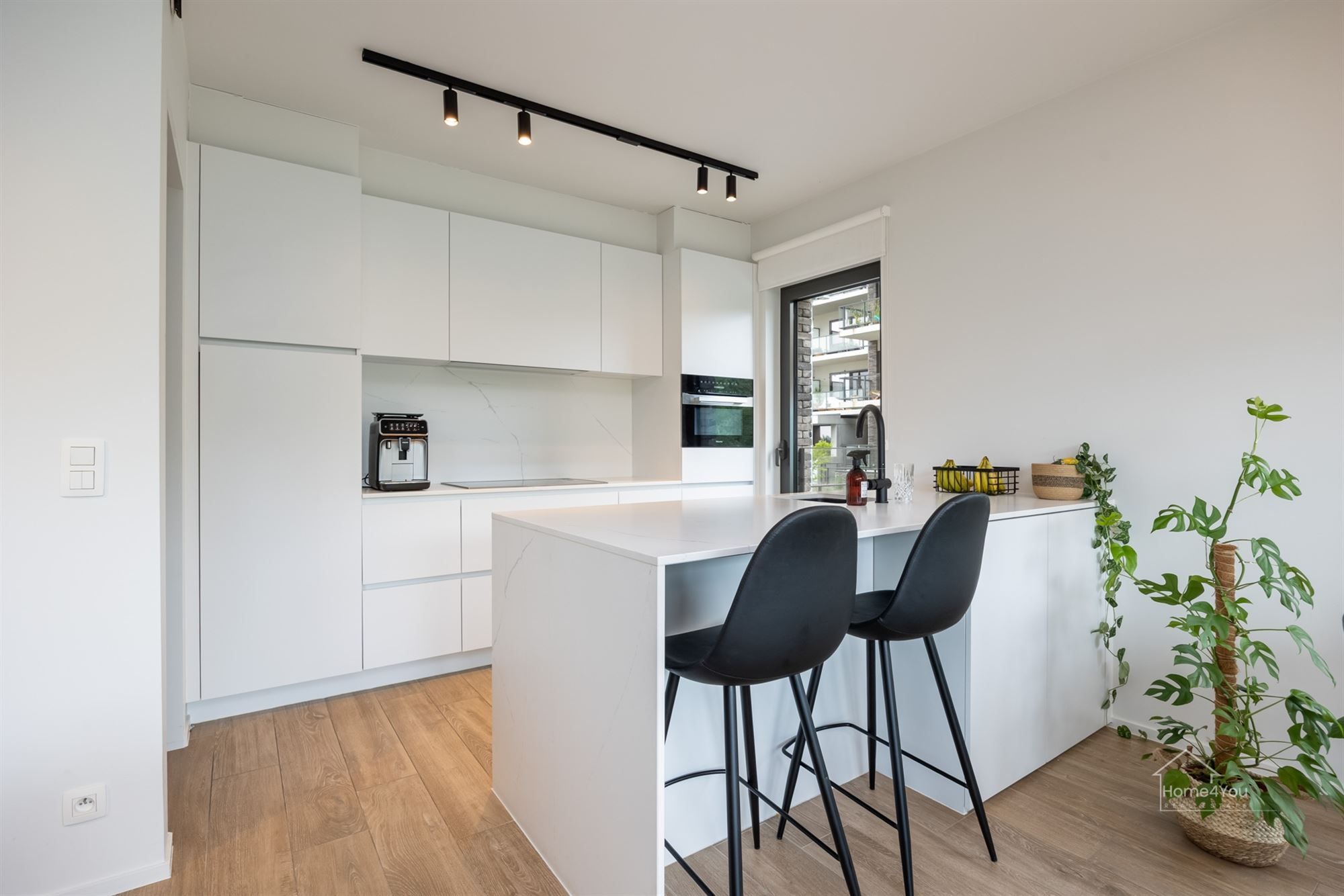 Hoogwaardig kwalitatief afgewerkt appartement met ruim terras en auto staanplaats foto 5