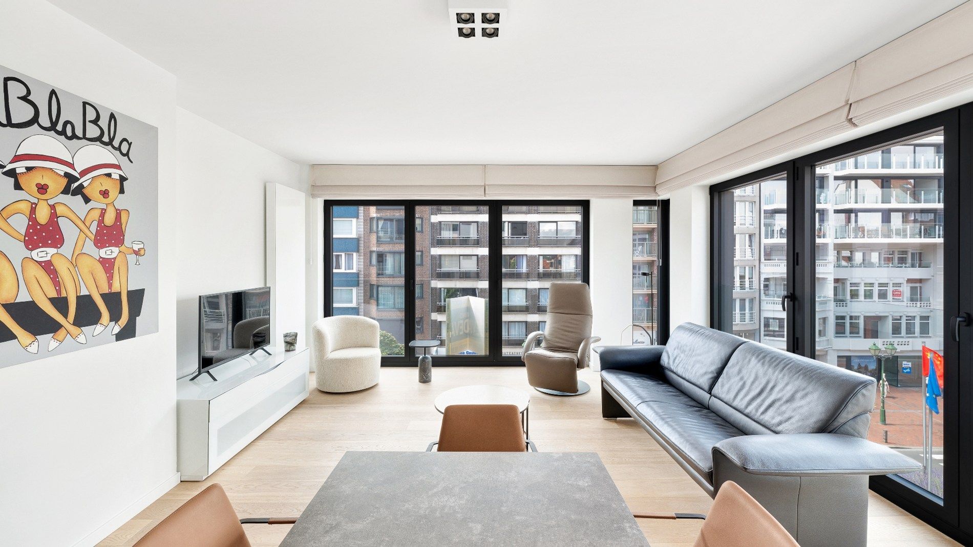 Mooi gerenoveerd, zuidwest georiënteerd HOEKappartement centraal gelegen op de Lippenslaan te Knokke. foto {{pictureIndex}}