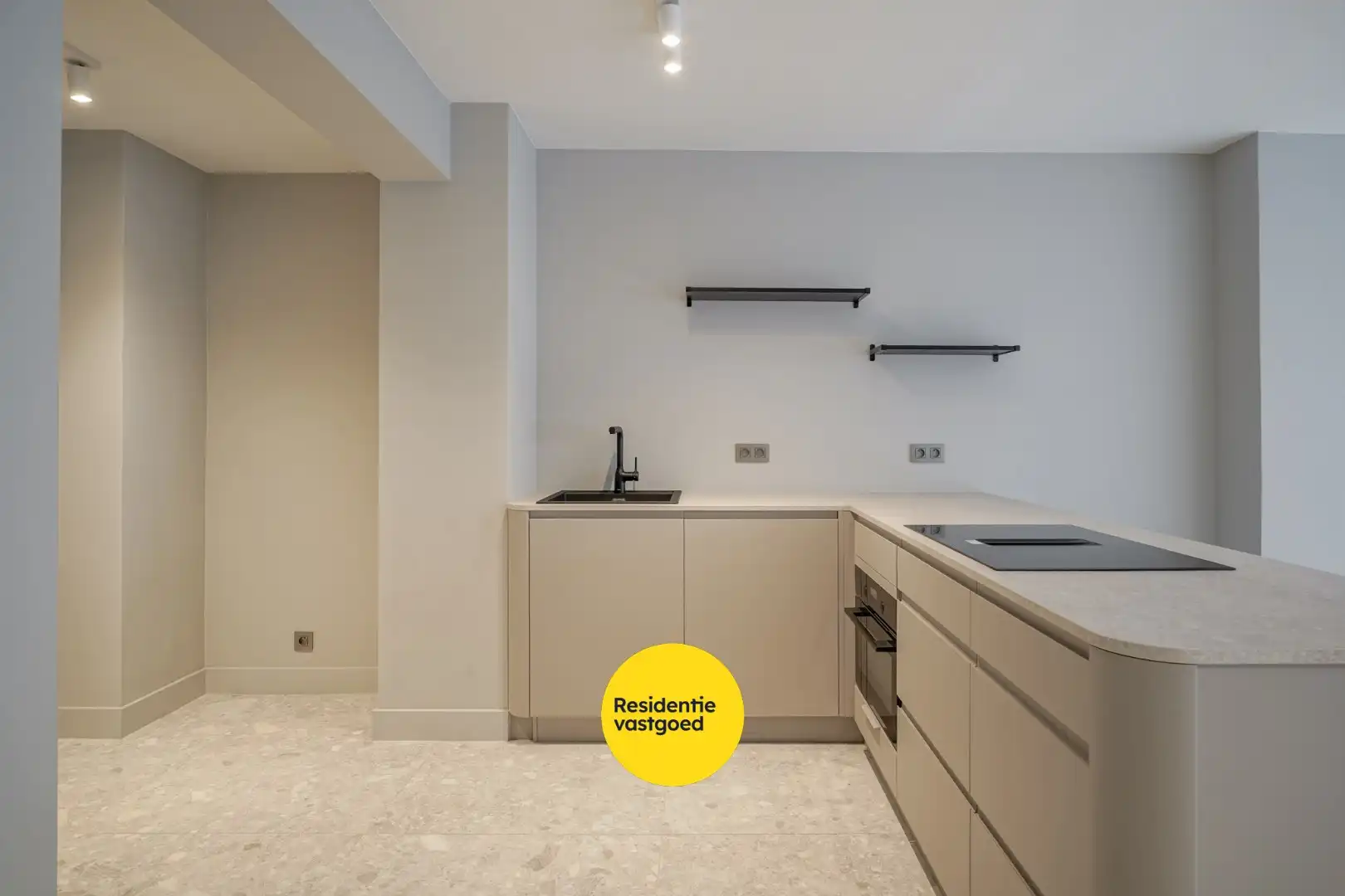 Gerenoveerd 2-slpk appartement met balkon en lift in Oostende foto {{pictureIndex}}