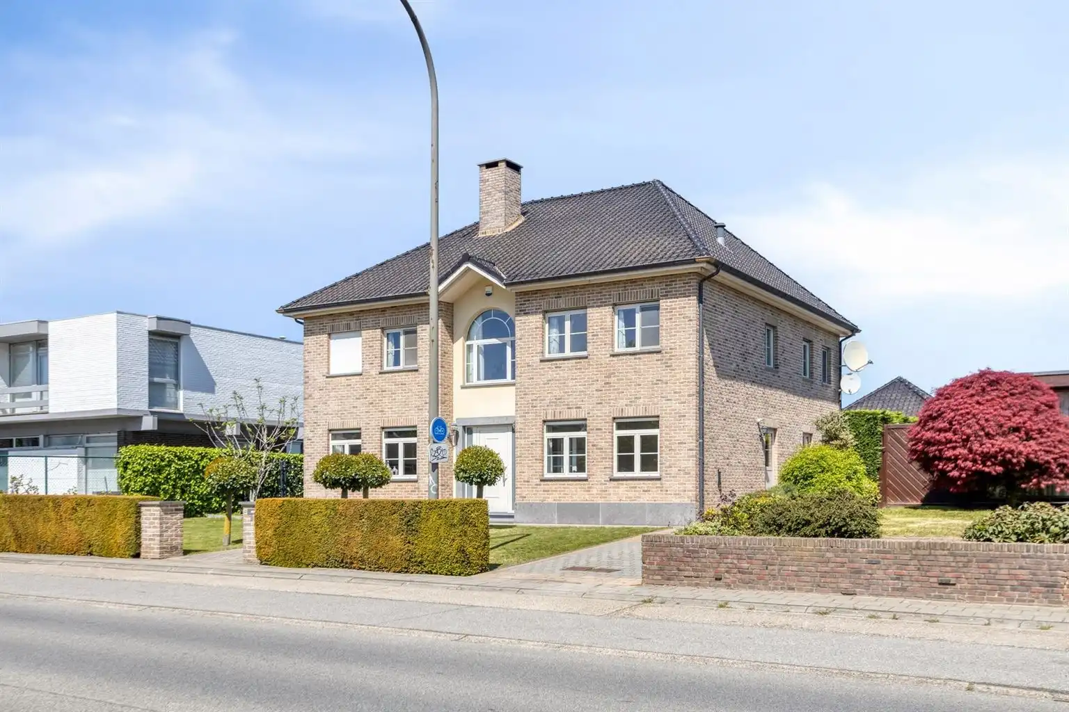 Prachtige vrijstaande villa met 5 (+3) slaapkamers, garage en omheinde tuin, ideaal gelegen op een boogscheut van het centrum van Maaseik.  foto 36